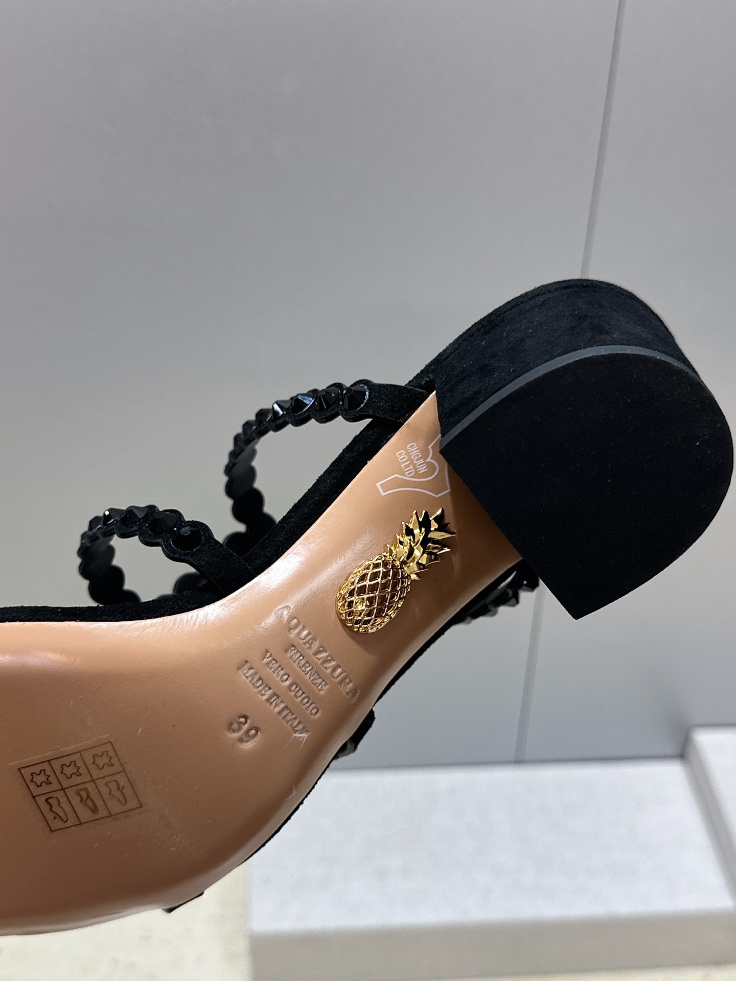 Aquazzura 2026春夏新款水钻中跟拼色女鞋 菠萝鞋字母logo五金扣粗跟圆头露趾凉拖鞋 材质:鞋面进口小牛皮/ Aquazzura 2026春夏新款水钻中跟拼色女鞋 菠萝鞋字母logo五金扣粗跟圆头露趾凉拖鞋 材质:鞋面进口小牛皮/