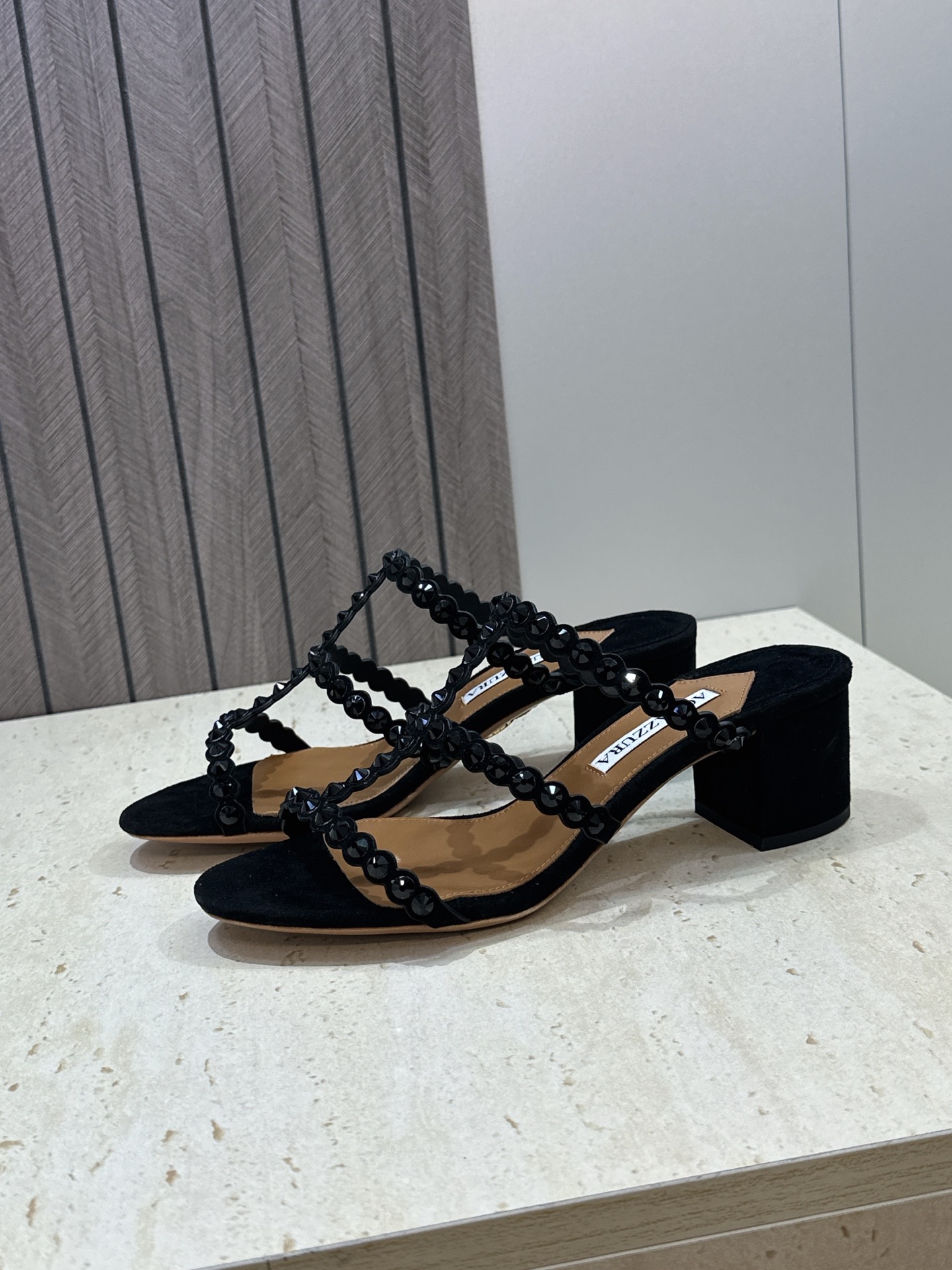 Aquazzura 2026春夏新款水钻中跟拼色女鞋 菠萝鞋字母logo五金扣粗跟圆头露趾凉拖鞋 材质:鞋面进口小牛皮/ Aquazzura 2026春夏新款水钻中跟拼色女鞋 菠萝鞋字母logo五金扣粗跟圆头露趾凉拖鞋 材质:鞋面进口小牛皮/
