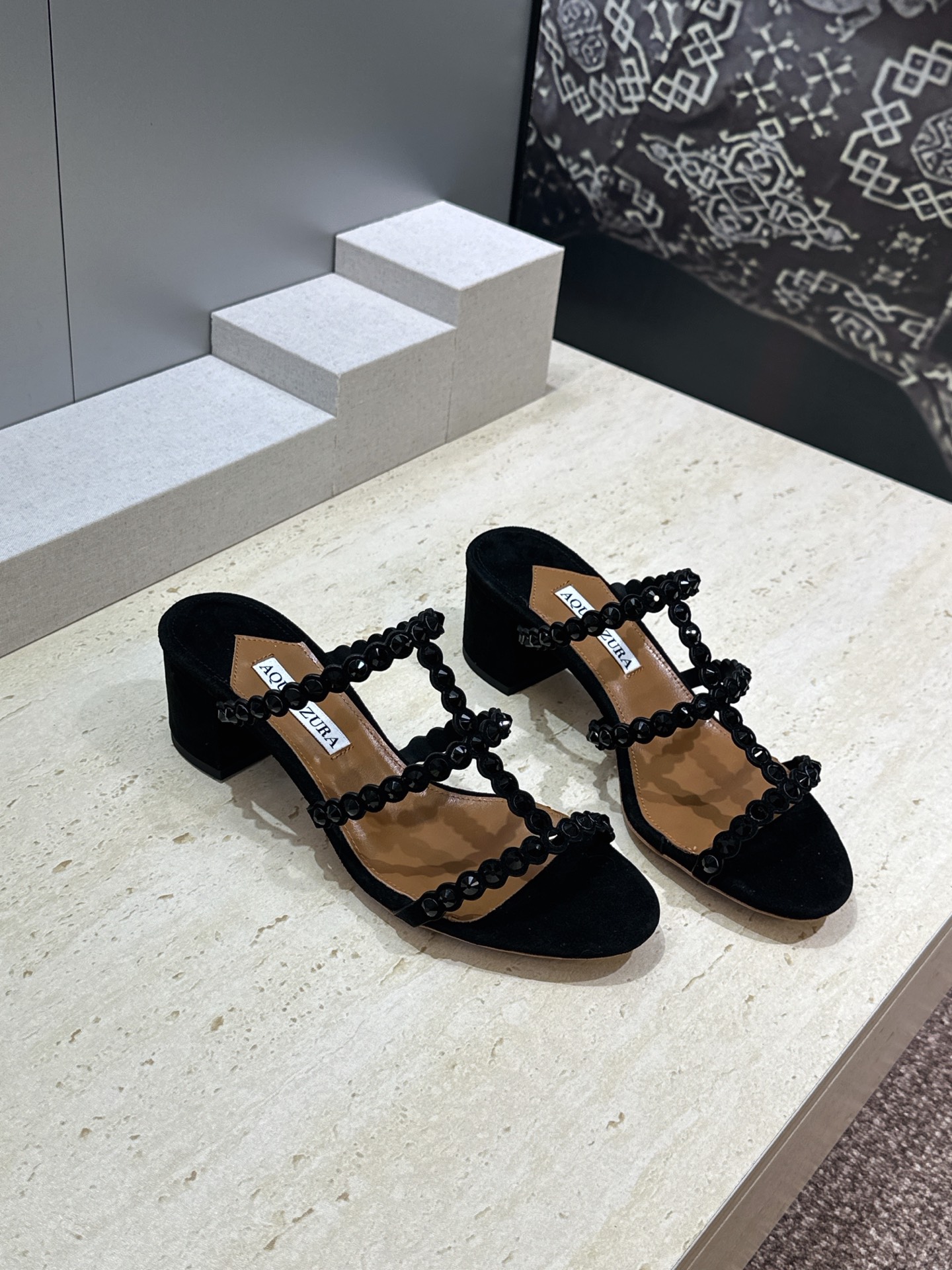 NO:926601,Aquazzura 2026 spring and summer new style women's shoes with rhinestone mid-heel and color matching pineapple shoes with letter logo hardware buckle thick heel round toe open toe sandals Material: upper imported calfskin/imported snake grain cowhide/imported sheepskin leather inlaid with hot Australian rhinestones + water-dyed sheepskin lining + Italian leather outsole Heel height 5CM Size35-43 (40 41 42  43 Customized (non-refundable), slippers, slippers, cowhide, sheepskin, sheep, Leather soles19860909Aquazzura 2026春夏新款水钻中跟拼色女鞋 菠萝鞋字母logo五金扣粗跟圆头露趾凉拖鞋 材质:鞋面进口小牛皮/进口蛇纹牛皮/进口羊猄皮镶烫澳洲水钻+水染羊皮内里+意大利真皮大底 跟高5CM Size35-43（40 41 42 43定做不退换）,拖鞋,slippers,cowhide,sheepskin,sheep,Leather soles,Women's Shoes