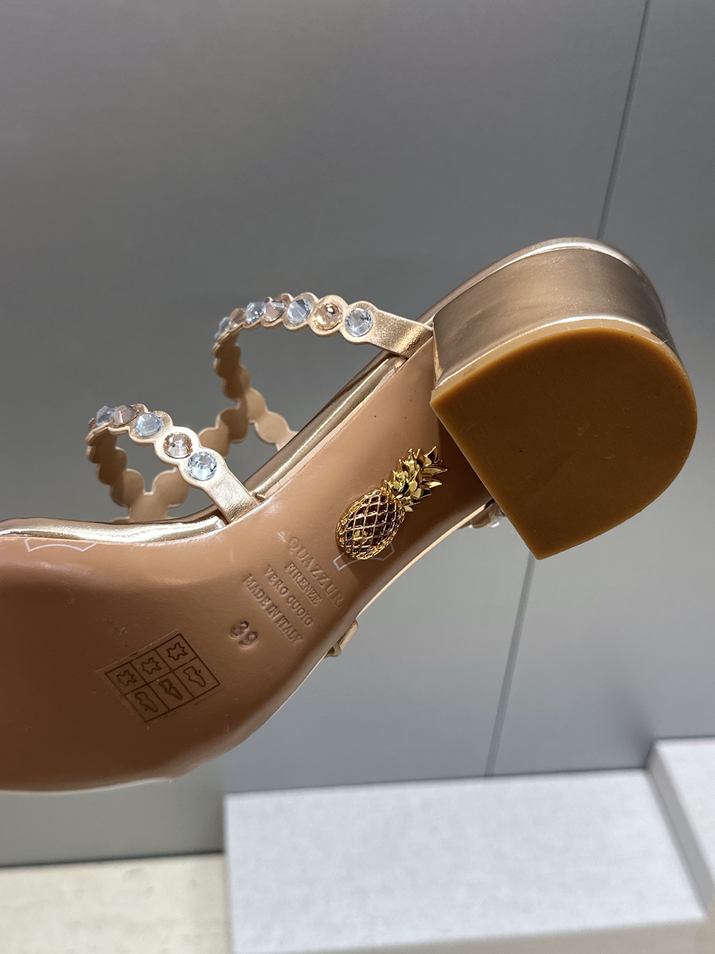 Aquazzura 2026春夏新款水钻中跟拼色女鞋 菠萝鞋字母logo五金扣粗跟圆头露趾凉拖鞋 材质:鞋面进口小牛皮/ Aquazzura 2026春夏新款水钻中跟拼色女鞋 菠萝鞋字母logo五金扣粗跟圆头露趾凉拖鞋 材质:鞋面进口小牛皮/