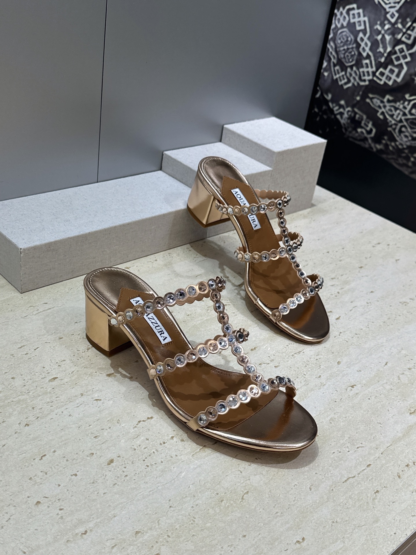 Aquazzura 2026春夏新款水钻中跟拼色女鞋 菠萝鞋字母logo五金扣粗跟圆头露趾凉拖鞋 材质:鞋面进口小牛皮/ Aquazzura 2026春夏新款水钻中跟拼色女鞋 菠萝鞋字母logo五金扣粗跟圆头露趾凉拖鞋 材质:鞋面进口小牛皮/