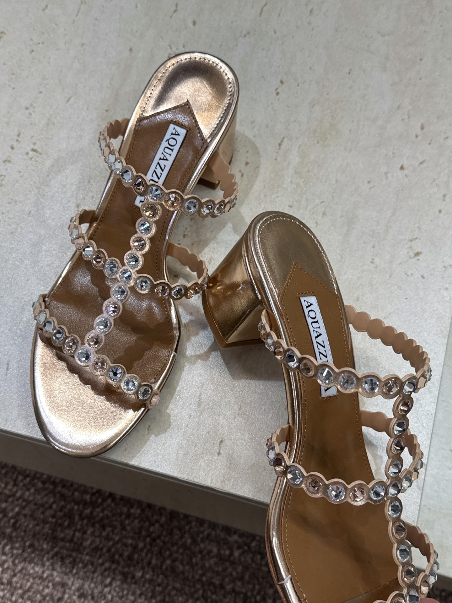 Aquazzura 2026春夏新款水钻中跟拼色女鞋 菠萝鞋字母logo五金扣粗跟圆头露趾凉拖鞋 材质:鞋面进口小牛皮/ Aquazzura 2026春夏新款水钻中跟拼色女鞋 菠萝鞋字母logo五金扣粗跟圆头露趾凉拖鞋 材质:鞋面进口小牛皮/