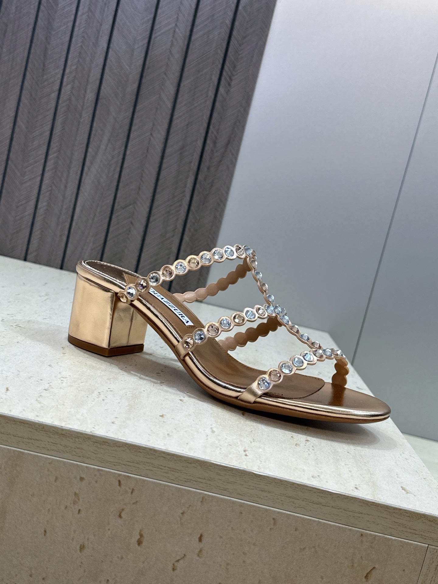 Aquazzura 2026春夏新款水钻中跟拼色女鞋 菠萝鞋字母logo五金扣粗跟圆头露趾凉拖鞋 材质:鞋面进口小牛皮/ Aquazzura 2026春夏新款水钻中跟拼色女鞋 菠萝鞋字母logo五金扣粗跟圆头露趾凉拖鞋 材质:鞋面进口小牛皮/