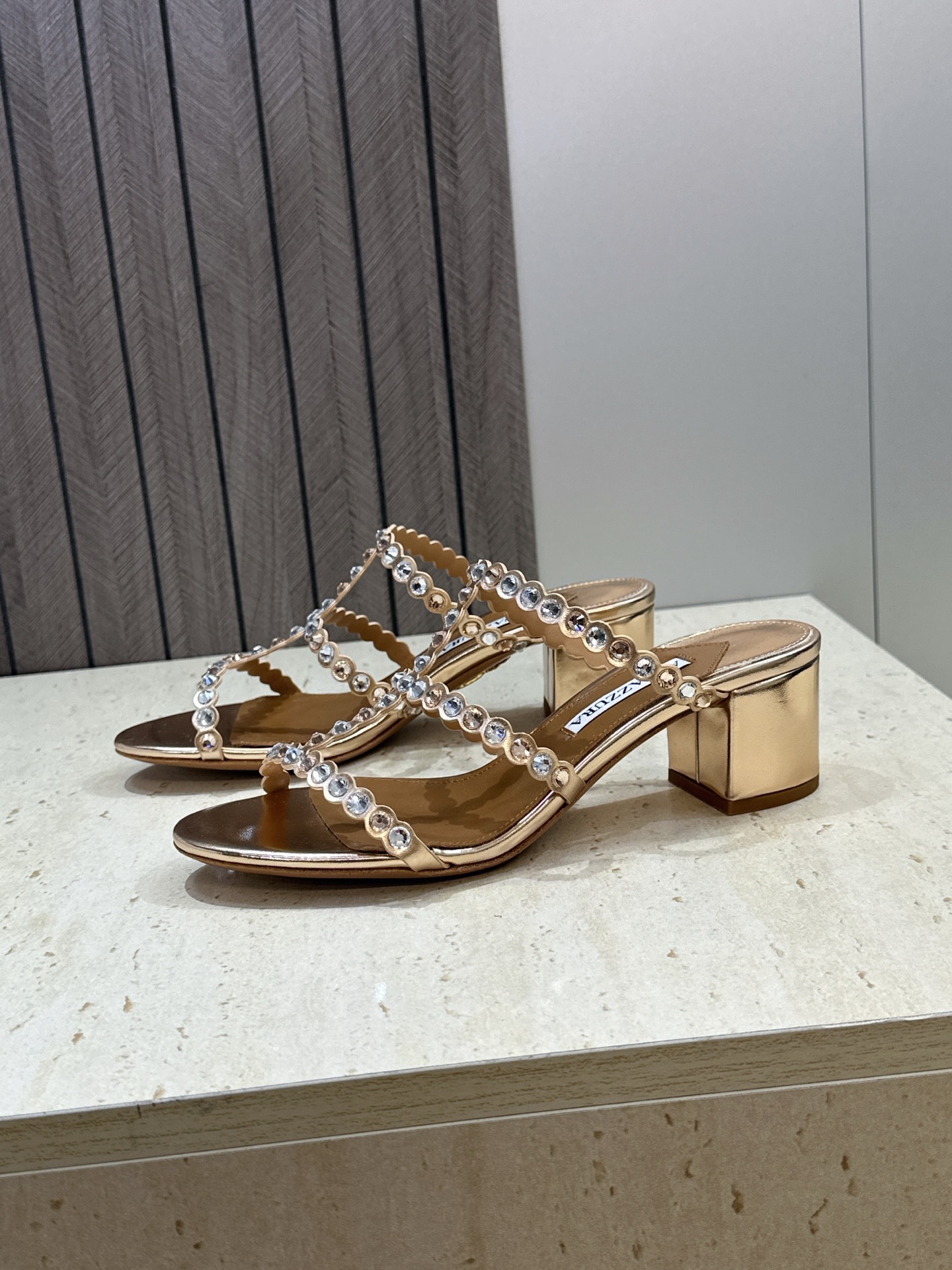 Aquazzura 2026春夏新款水钻中跟拼色女鞋 菠萝鞋字母logo五金扣粗跟圆头露趾凉拖鞋 材质:鞋面进口小牛皮/ Aquazzura 2026春夏新款水钻中跟拼色女鞋 菠萝鞋字母logo五金扣粗跟圆头露趾凉拖鞋 材质:鞋面进口小牛皮/