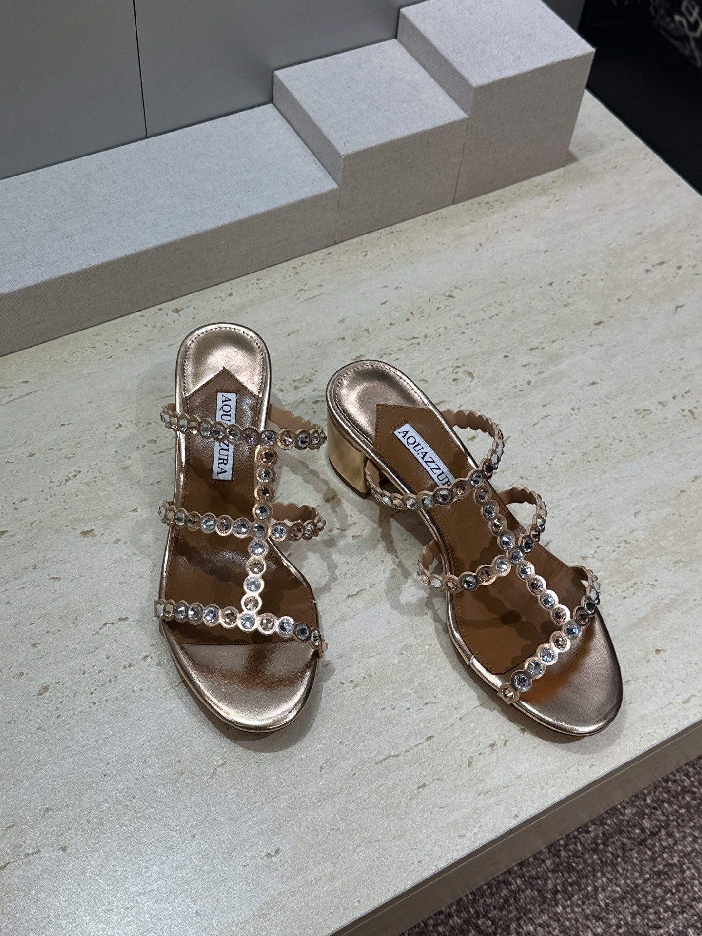 Aquazzura 2026春夏新款水钻中跟拼色女鞋 菠萝鞋字母logo五金扣粗跟圆头露趾凉拖鞋 材质:鞋面进口小牛皮/ Aquazzura 2026春夏新款水钻中跟拼色女鞋 菠萝鞋字母logo五金扣粗跟圆头露趾凉拖鞋 材质:鞋面进口小牛皮/