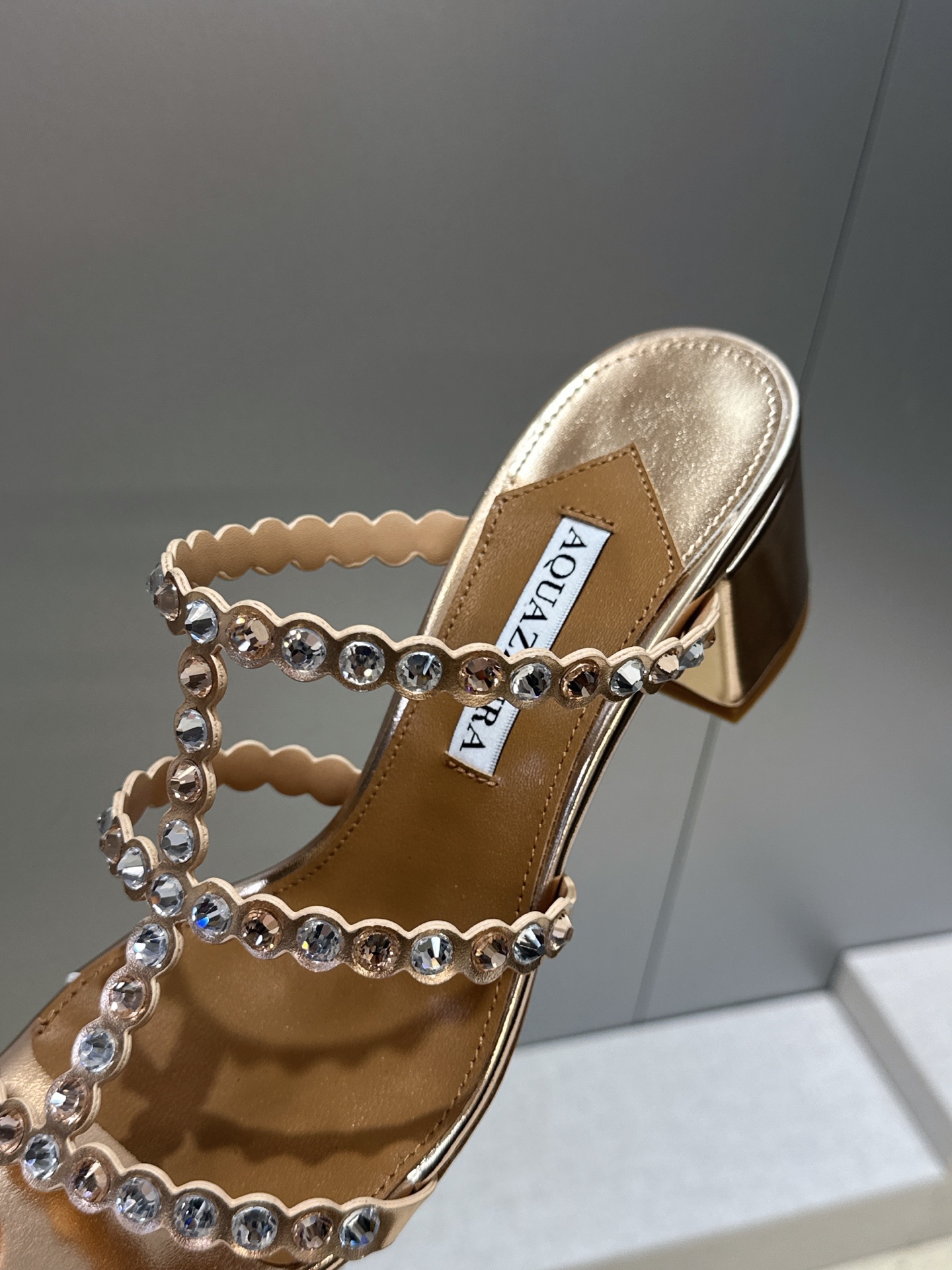 Aquazzura 2026春夏新款水钻中跟拼色女鞋 菠萝鞋字母logo五金扣粗跟圆头露趾凉拖鞋 材质:鞋面进口小牛皮/ Aquazzura 2026春夏新款水钻中跟拼色女鞋 菠萝鞋字母logo五金扣粗跟圆头露趾凉拖鞋 材质:鞋面进口小牛皮/