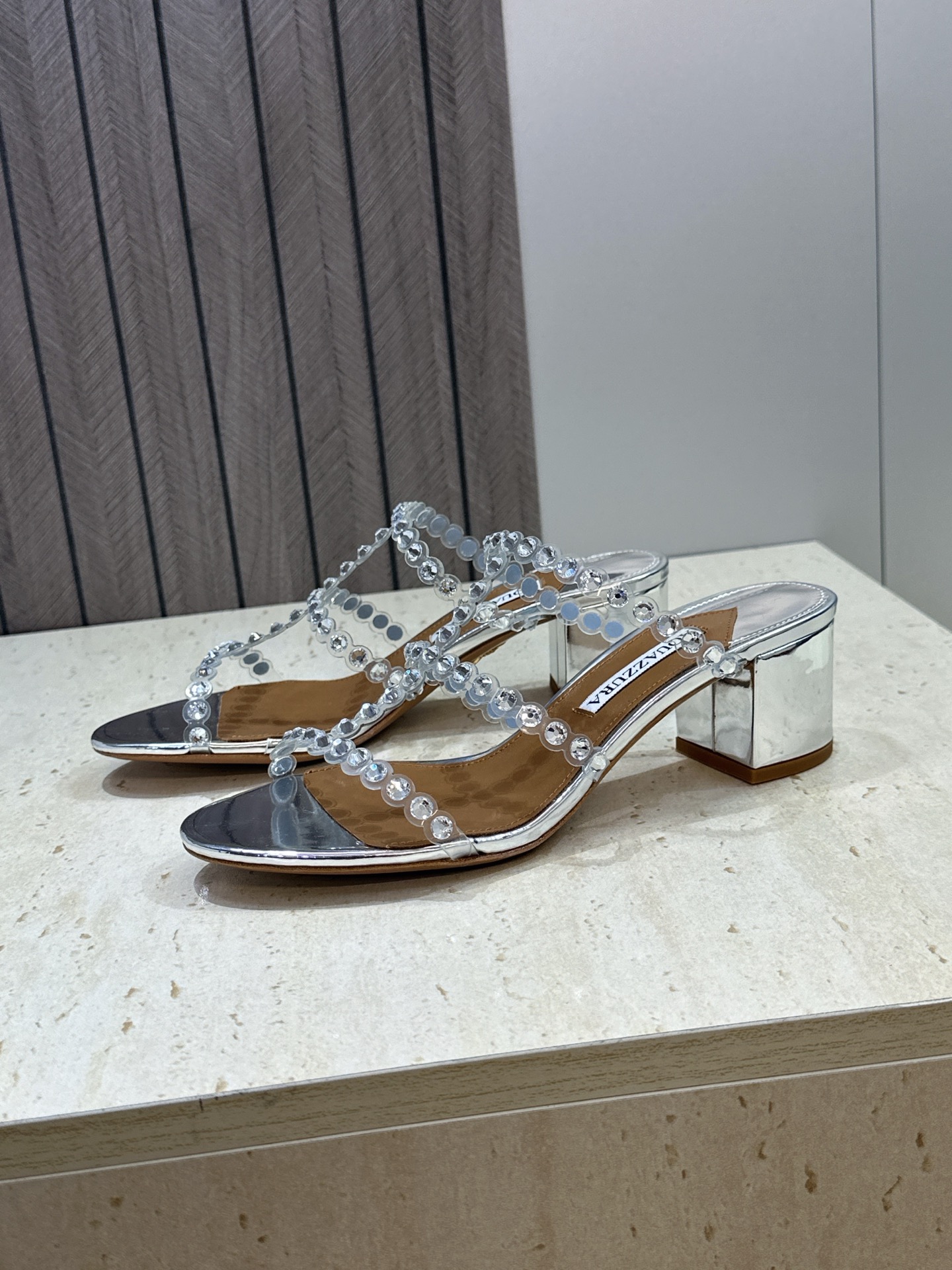 Aquazzura 2026春夏新款水钻中跟拼色女鞋 菠萝鞋字母logo五金扣粗跟圆头露趾凉拖鞋 材质:鞋面进口小牛皮/ Aquazzura 2026春夏新款水钻中跟拼色女鞋 菠萝鞋字母logo五金扣粗跟圆头露趾凉拖鞋 材质:鞋面进口小牛皮/
