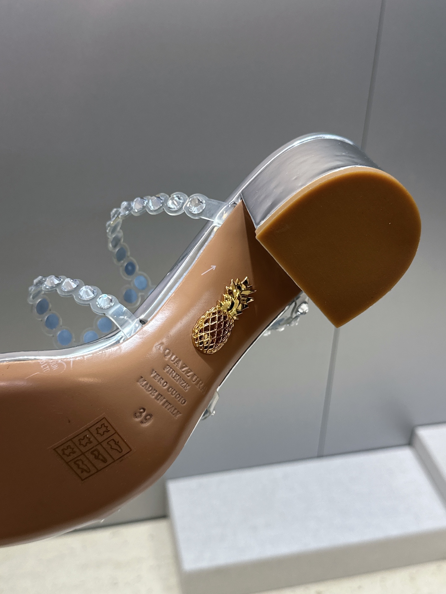 Aquazzura 2026春夏新款水钻中跟拼色女鞋 菠萝鞋字母logo五金扣粗跟圆头露趾凉拖鞋 材质:鞋面进口小牛皮/ Aquazzura 2026春夏新款水钻中跟拼色女鞋 菠萝鞋字母logo五金扣粗跟圆头露趾凉拖鞋 材质:鞋面进口小牛皮/