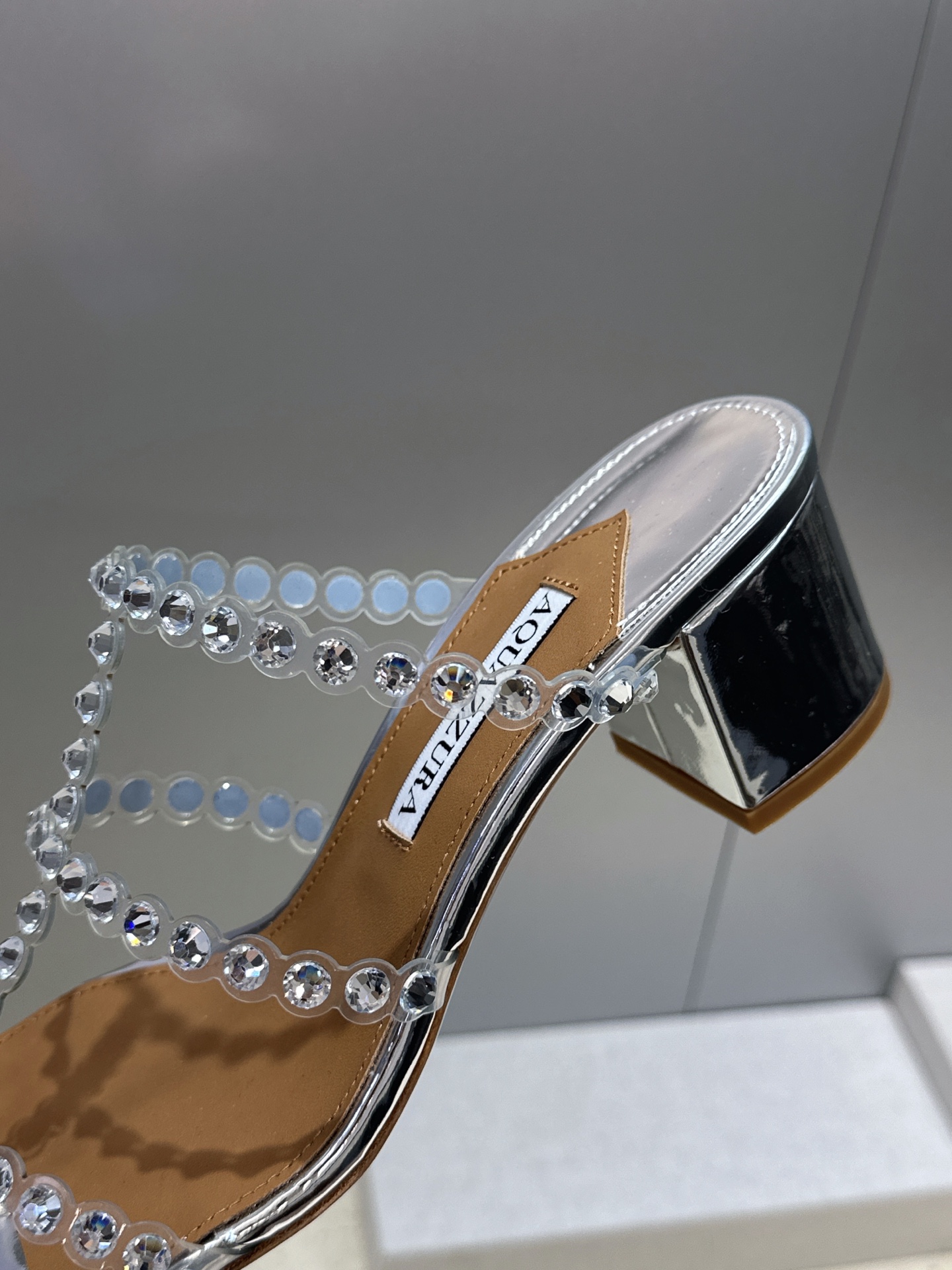 Aquazzura 2026春夏新款水钻中跟拼色女鞋 菠萝鞋字母logo五金扣粗跟圆头露趾凉拖鞋 材质:鞋面进口小牛皮/ Aquazzura 2026春夏新款水钻中跟拼色女鞋 菠萝鞋字母logo五金扣粗跟圆头露趾凉拖鞋 材质:鞋面进口小牛皮/