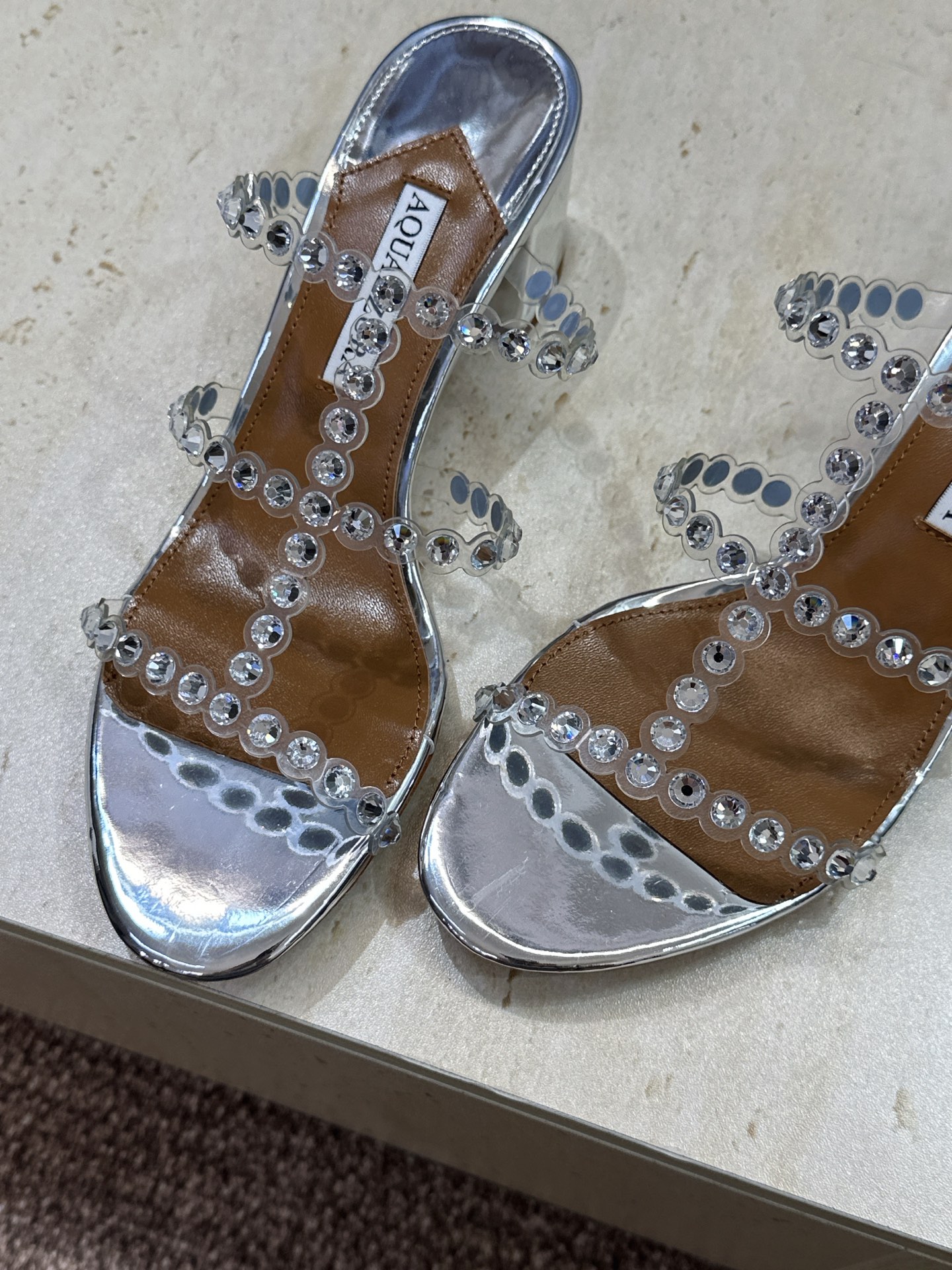 Aquazzura 2026春夏新款水钻中跟拼色女鞋 菠萝鞋字母logo五金扣粗跟圆头露趾凉拖鞋 材质:鞋面进口小牛皮/ Aquazzura 2026春夏新款水钻中跟拼色女鞋 菠萝鞋字母logo五金扣粗跟圆头露趾凉拖鞋 材质:鞋面进口小牛皮/
