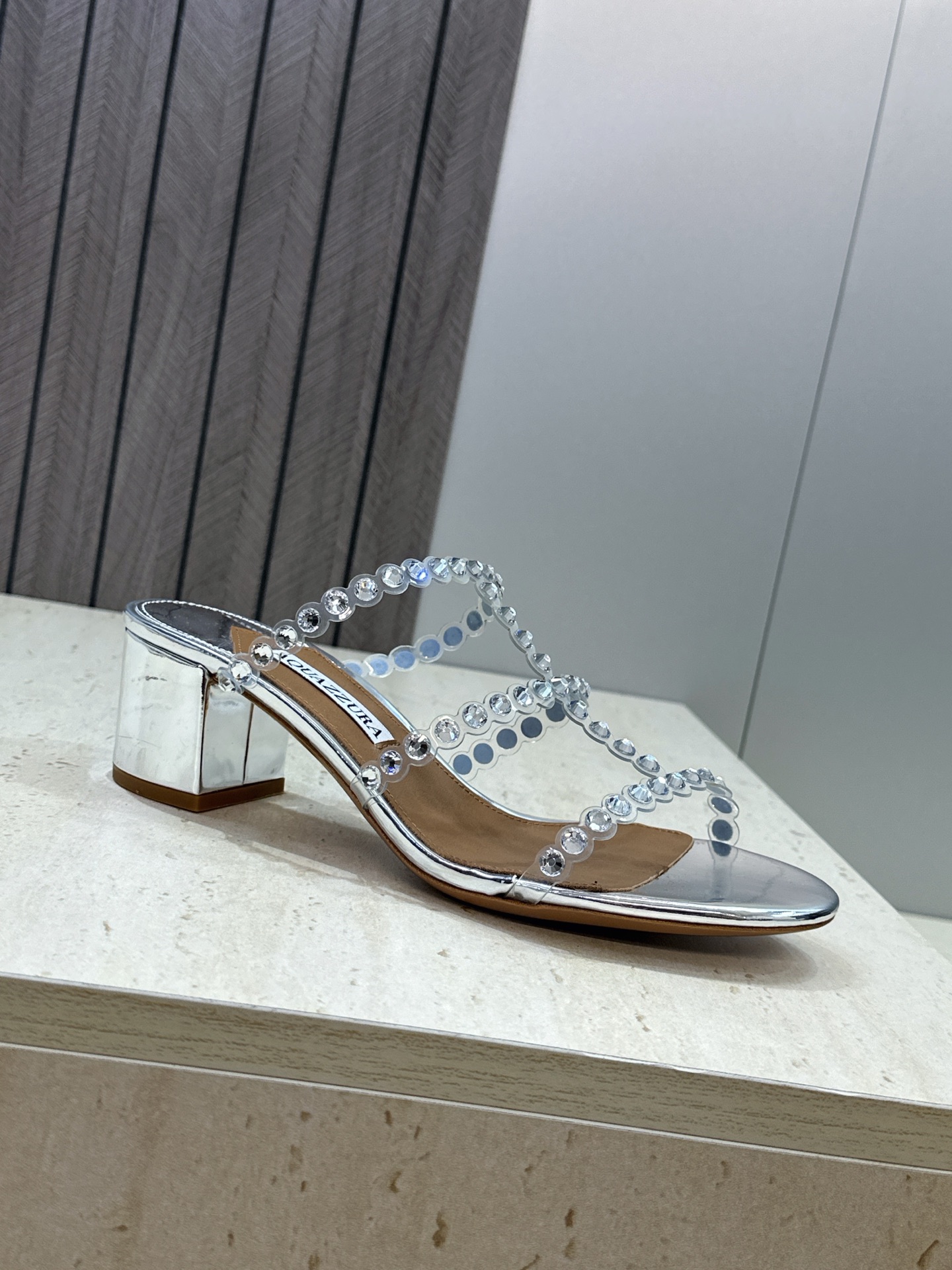 Aquazzura 2026春夏新款水钻中跟拼色女鞋 菠萝鞋字母logo五金扣粗跟圆头露趾凉拖鞋 材质:鞋面进口小牛皮/ Aquazzura 2026春夏新款水钻中跟拼色女鞋 菠萝鞋字母logo五金扣粗跟圆头露趾凉拖鞋 材质:鞋面进口小牛皮/