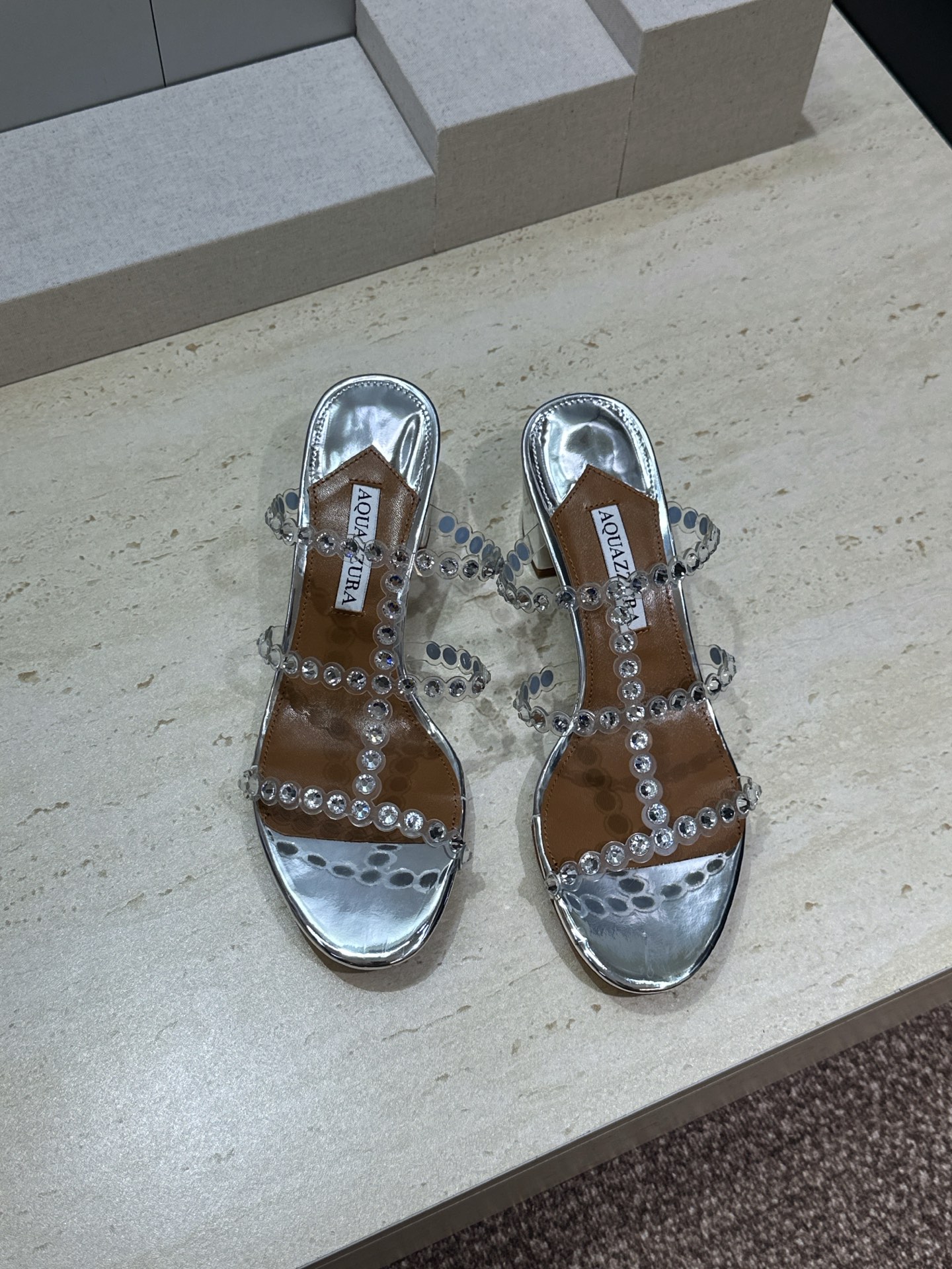 Aquazzura 2026春夏新款水钻中跟拼色女鞋 菠萝鞋字母logo五金扣粗跟圆头露趾凉拖鞋 材质:鞋面进口小牛皮/ Aquazzura 2026春夏新款水钻中跟拼色女鞋 菠萝鞋字母logo五金扣粗跟圆头露趾凉拖鞋 材质:鞋面进口小牛皮/