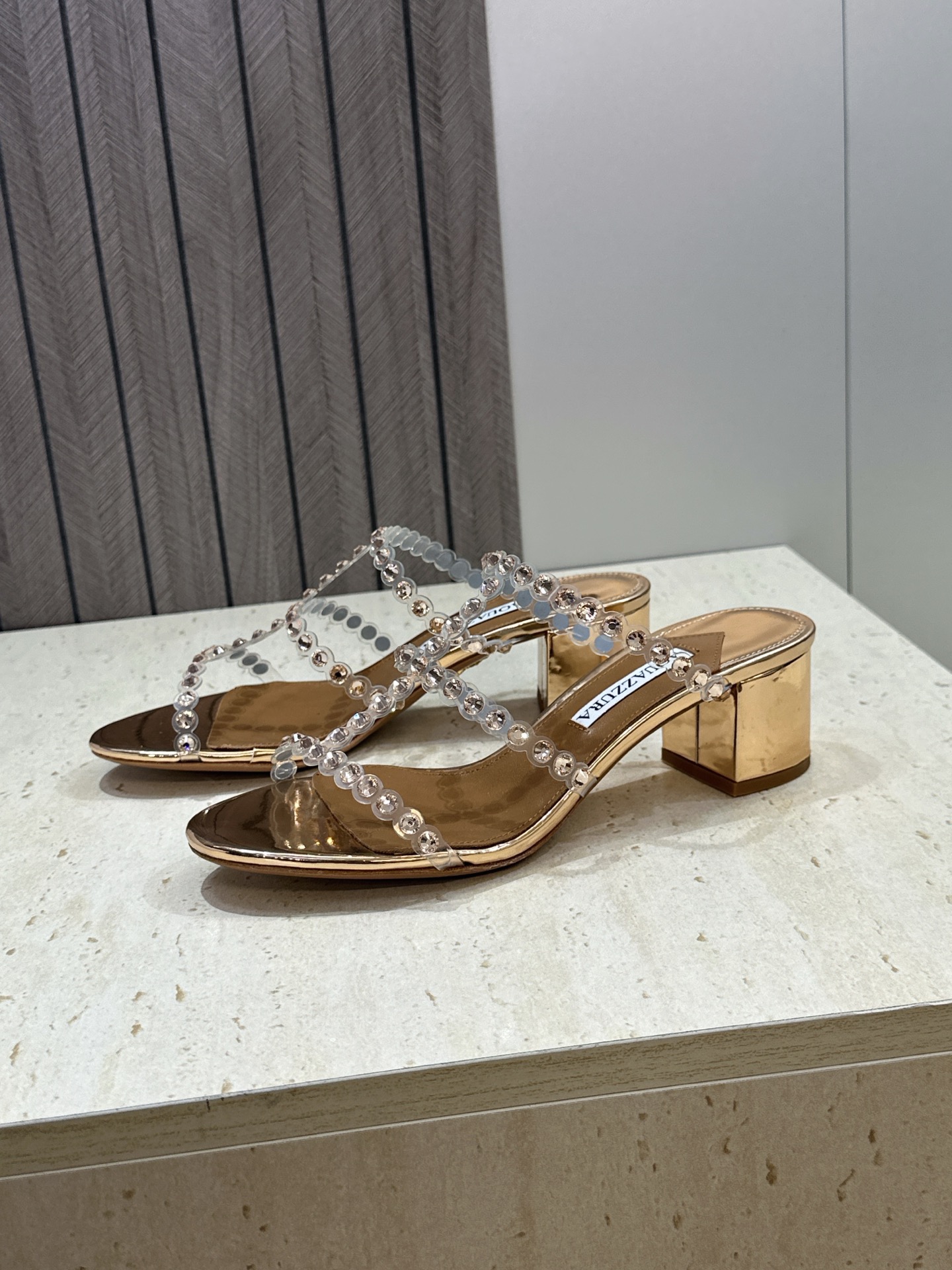Aquazzura 2026春夏新款水钻中跟拼色女鞋 菠萝鞋字母logo五金扣粗跟圆头露趾凉拖鞋 材质:鞋面进口小牛皮/ Aquazzura 2026春夏新款水钻中跟拼色女鞋 菠萝鞋字母logo五金扣粗跟圆头露趾凉拖鞋 材质:鞋面进口小牛皮/
