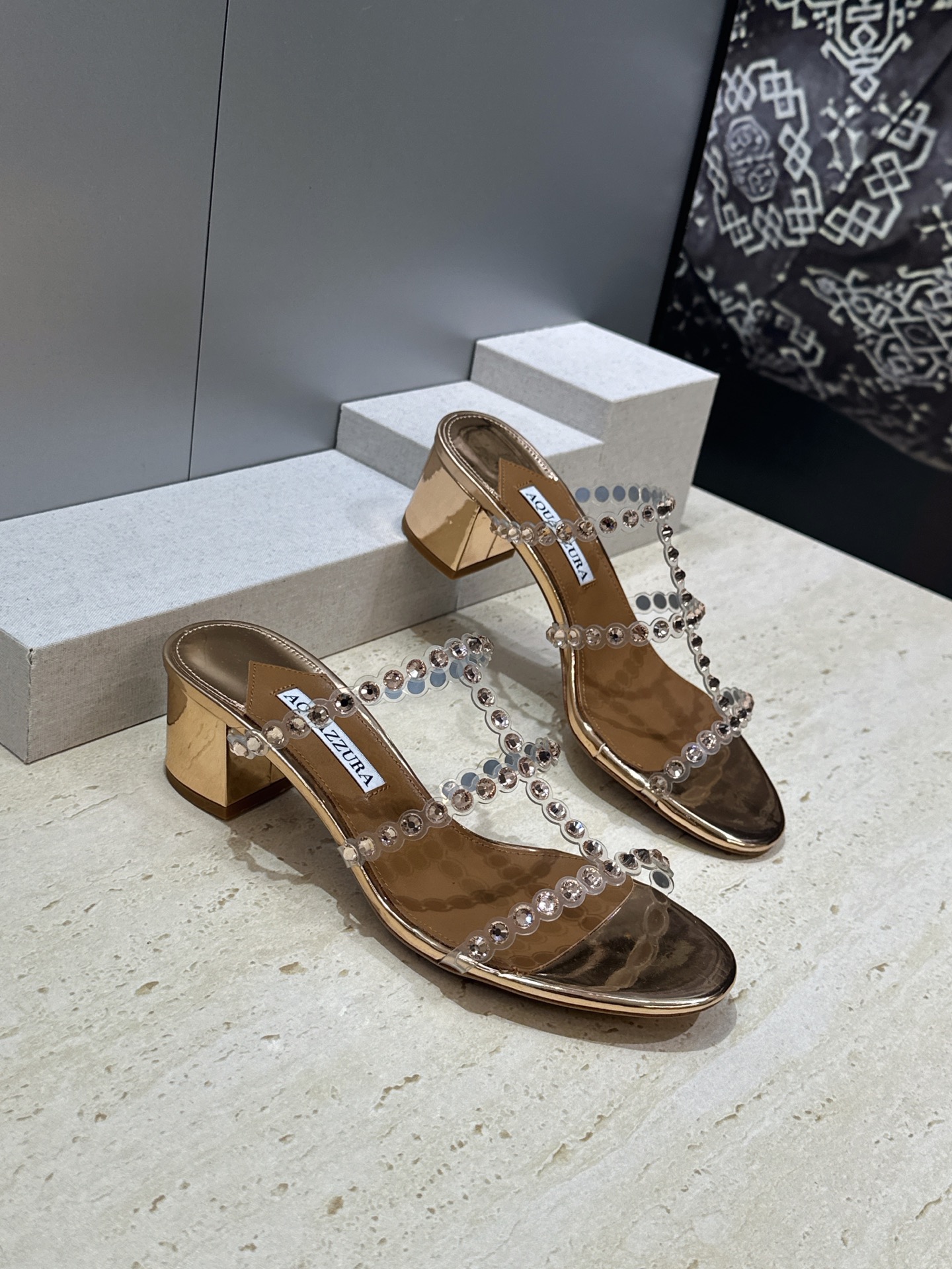 Aquazzura 2026春夏新款水钻中跟拼色女鞋 菠萝鞋字母logo五金扣粗跟圆头露趾凉拖鞋 材质:鞋面进口小牛皮/ Aquazzura 2026春夏新款水钻中跟拼色女鞋 菠萝鞋字母logo五金扣粗跟圆头露趾凉拖鞋 材质:鞋面进口小牛皮/
