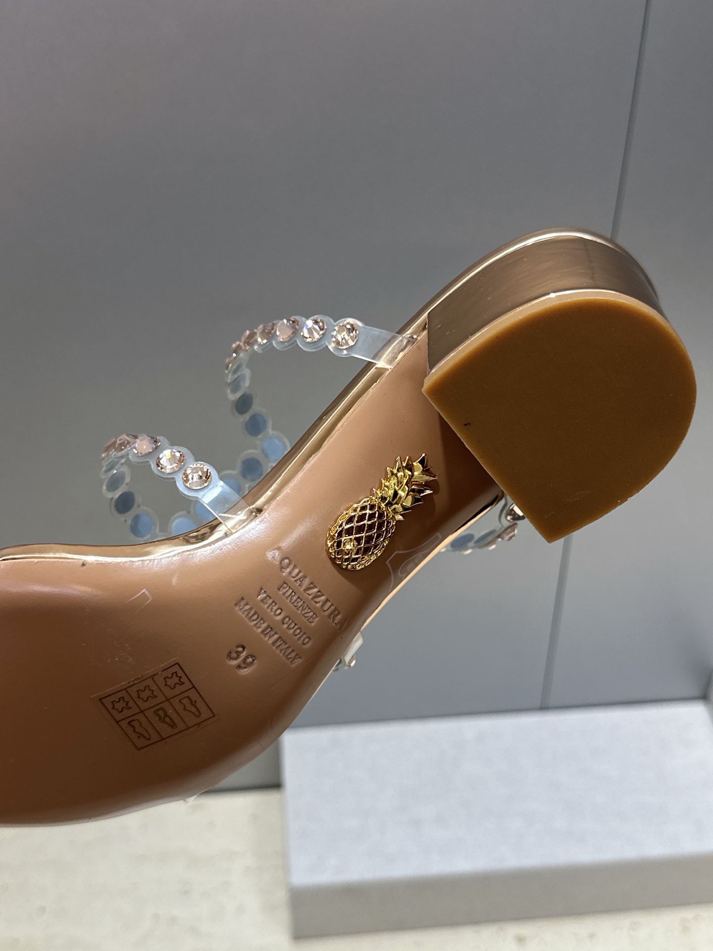 Aquazzura 2026春夏新款水钻中跟拼色女鞋 菠萝鞋字母logo五金扣粗跟圆头露趾凉拖鞋 材质:鞋面进口小牛皮/ Aquazzura 2026春夏新款水钻中跟拼色女鞋 菠萝鞋字母logo五金扣粗跟圆头露趾凉拖鞋 材质:鞋面进口小牛皮/