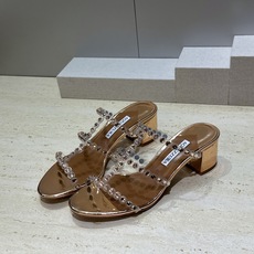 Aquazzura 2026春夏新款水钻中跟拼色女鞋 菠萝鞋字母logo五金扣粗跟圆头露趾凉拖鞋 材质:鞋面进口小牛皮/ Aquazzura 2026春夏新款水钻中跟拼色女鞋 菠萝鞋字母logo五金扣粗跟圆头露趾凉拖鞋 材质:鞋面进口小牛皮/