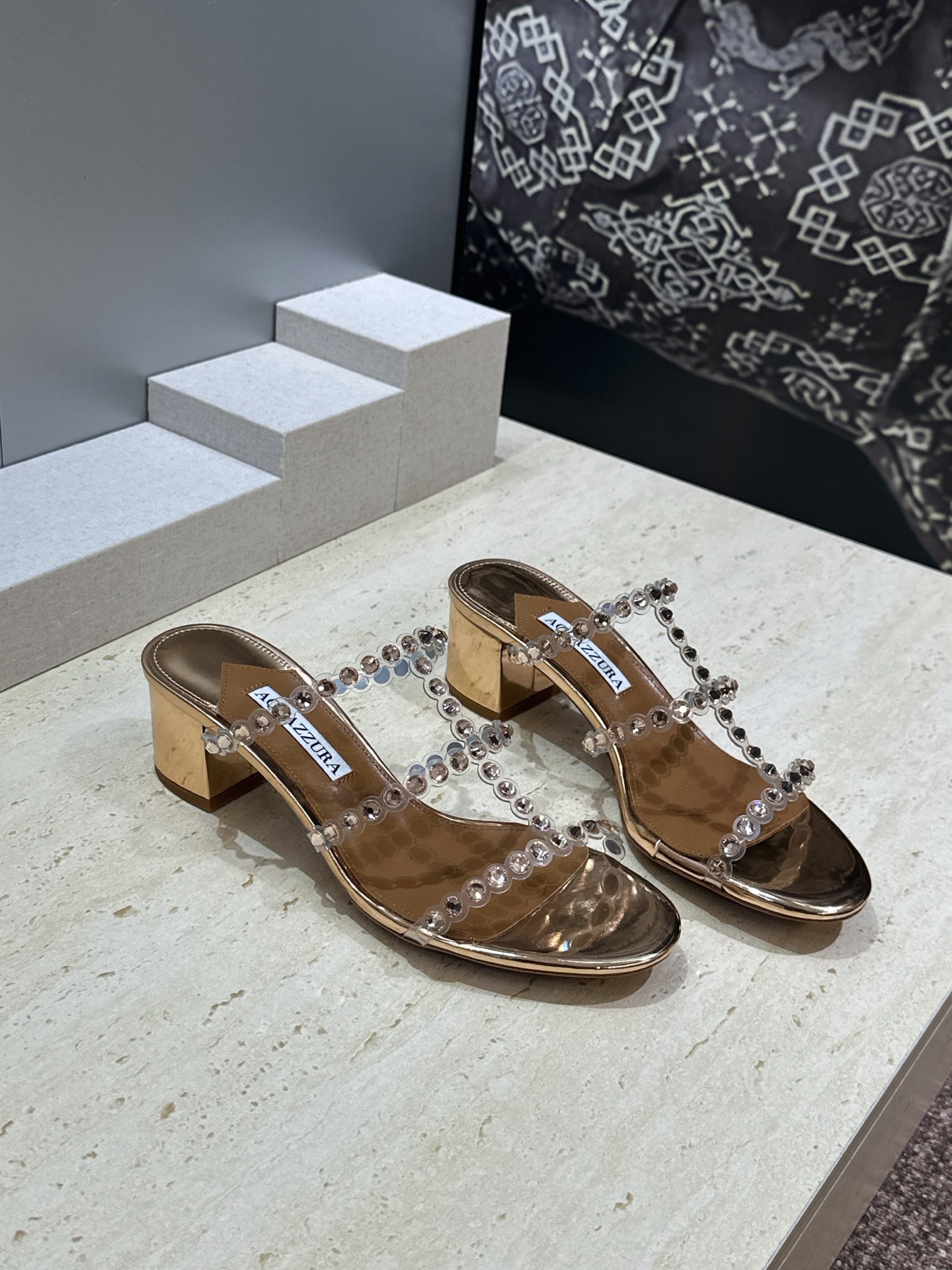 Aquazzura 2026春夏新款水钻中跟拼色女鞋 菠萝鞋字母logo五金扣粗跟圆头露趾凉拖鞋 材质:鞋面进口小牛皮/ Aquazzura 2026春夏新款水钻中跟拼色女鞋 菠萝鞋字母logo五金扣粗跟圆头露趾凉拖鞋 材质:鞋面进口小牛皮/