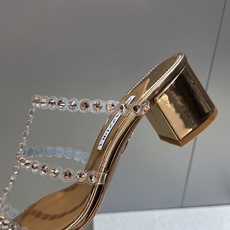 Aquazzura 2026春夏新款水钻中跟拼色女鞋 菠萝鞋字母logo五金扣粗跟圆头露趾凉拖鞋 材质:鞋面进口小牛皮/ Aquazzura 2026春夏新款水钻中跟拼色女鞋 菠萝鞋字母logo五金扣粗跟圆头露趾凉拖鞋 材质:鞋面进口小牛皮/