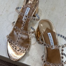 Aquazzura 2026春夏新款水钻中跟拼色女鞋 菠萝鞋字母logo五金扣粗跟圆头露趾凉拖鞋 材质:鞋面进口小牛皮/ Aquazzura 2026春夏新款水钻中跟拼色女鞋 菠萝鞋字母logo五金扣粗跟圆头露趾凉拖鞋 材质:鞋面进口小牛皮/