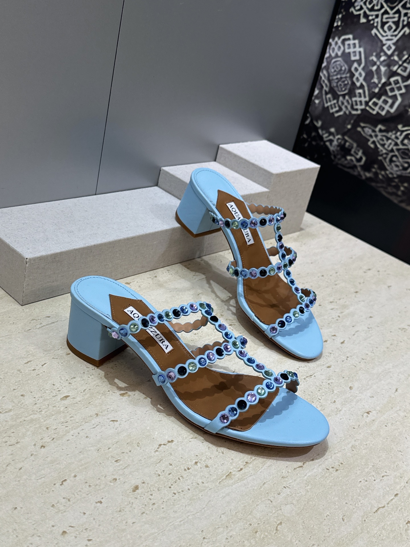 Aquazzura 2026春夏新款水钻中跟拼色女鞋 菠萝鞋字母logo五金扣粗跟圆头露趾凉拖鞋 材质:鞋面进口小牛皮/ Aquazzura 2026春夏新款水钻中跟拼色女鞋 菠萝鞋字母logo五金扣粗跟圆头露趾凉拖鞋 材质:鞋面进口小牛皮/