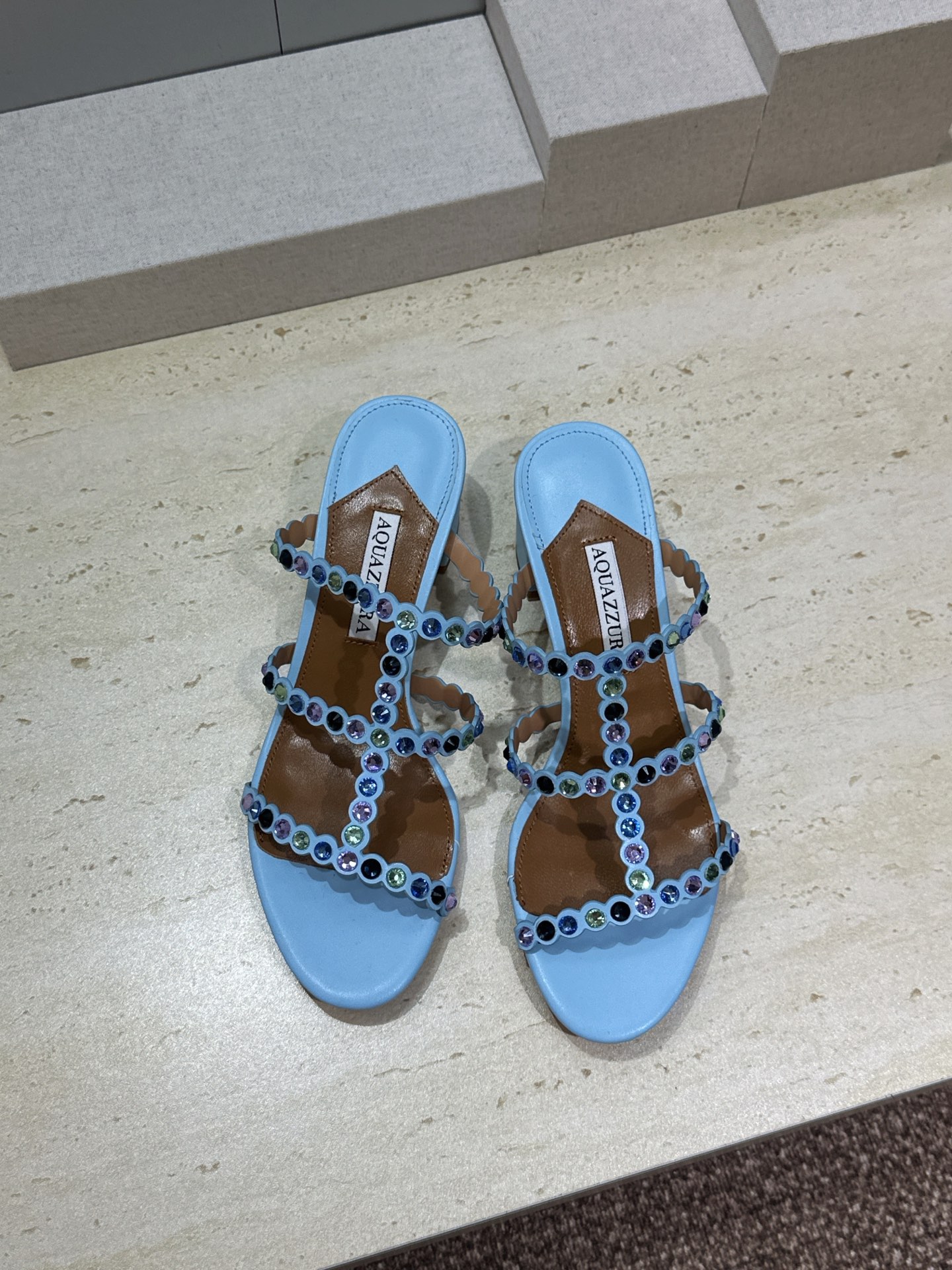Aquazzura 2026春夏新款水钻中跟拼色女鞋 菠萝鞋字母logo五金扣粗跟圆头露趾凉拖鞋 材质:鞋面进口小牛皮/ Aquazzura 2026春夏新款水钻中跟拼色女鞋 菠萝鞋字母logo五金扣粗跟圆头露趾凉拖鞋 材质:鞋面进口小牛皮/