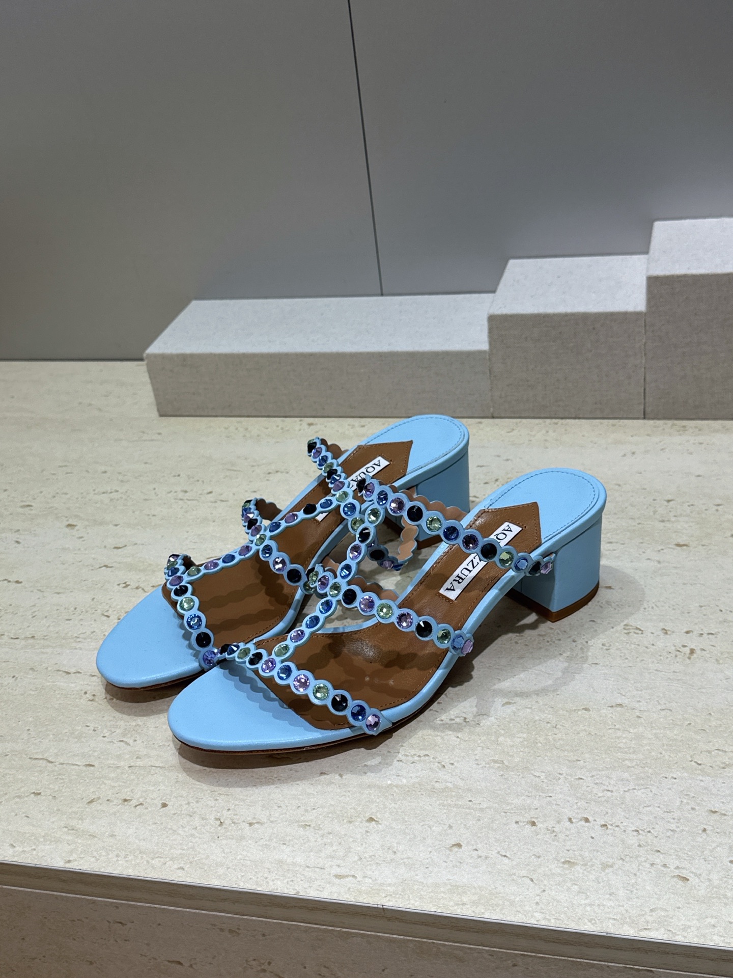 Aquazzura 2026春夏新款水钻中跟拼色女鞋 菠萝鞋字母logo五金扣粗跟圆头露趾凉拖鞋 材质:鞋面进口小牛皮/ Aquazzura 2026春夏新款水钻中跟拼色女鞋 菠萝鞋字母logo五金扣粗跟圆头露趾凉拖鞋 材质:鞋面进口小牛皮/