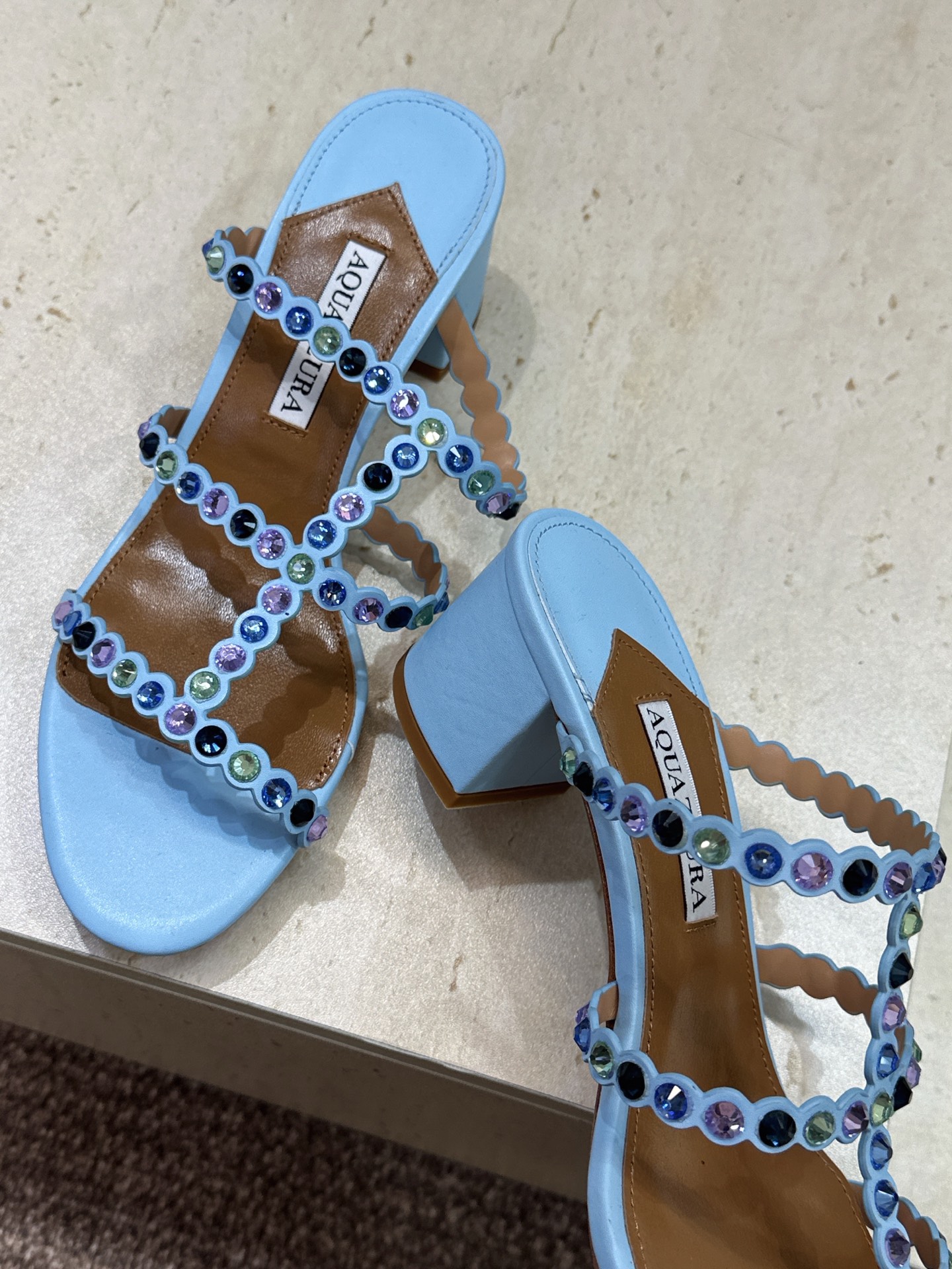 Aquazzura 2026春夏新款水钻中跟拼色女鞋 菠萝鞋字母logo五金扣粗跟圆头露趾凉拖鞋 材质:鞋面进口小牛皮/ Aquazzura 2026春夏新款水钻中跟拼色女鞋 菠萝鞋字母logo五金扣粗跟圆头露趾凉拖鞋 材质:鞋面进口小牛皮/