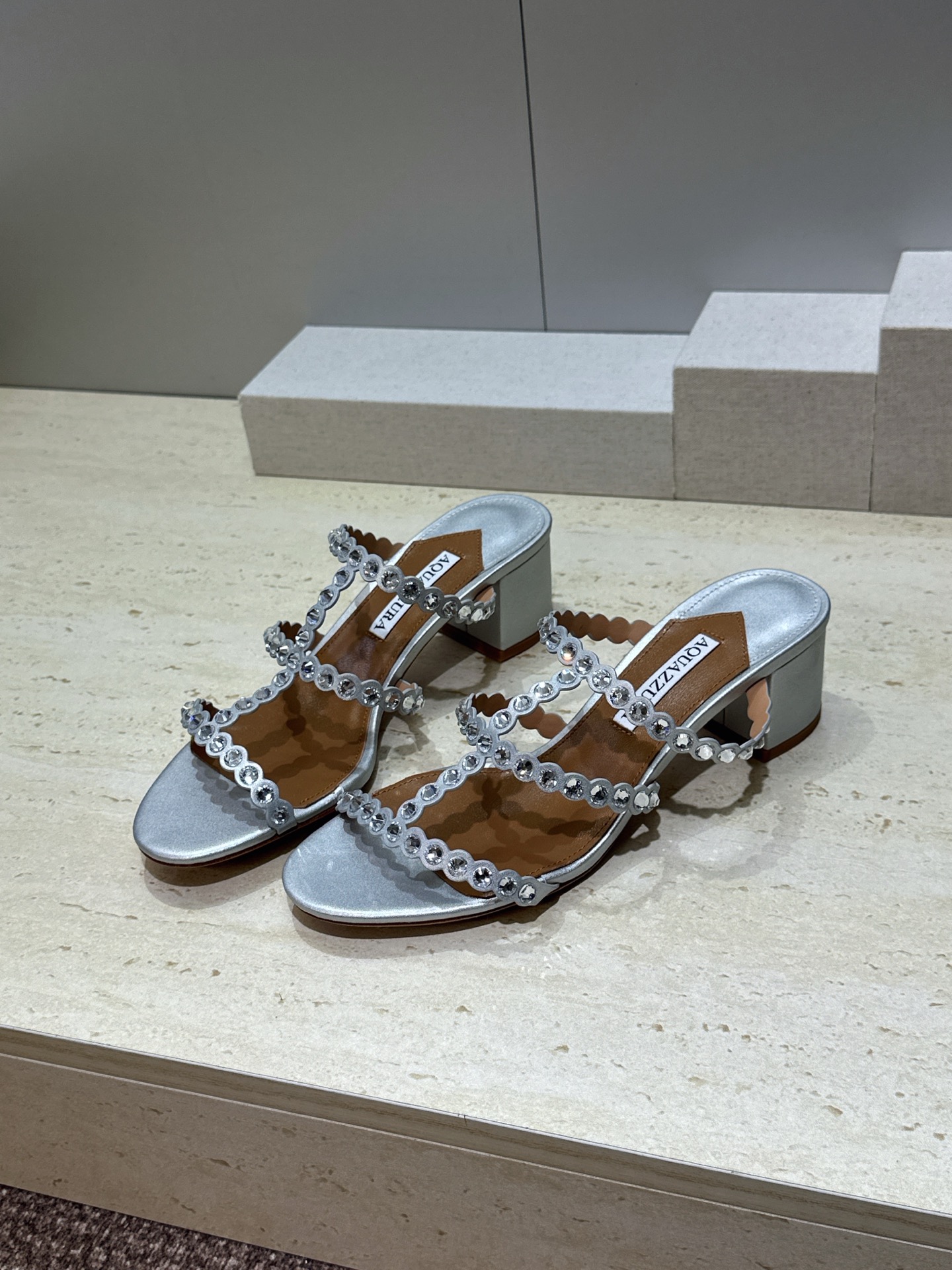 Aquazzura 2026春夏新款水钻中跟拼色女鞋 菠萝鞋字母logo五金扣粗跟圆头露趾凉拖鞋 材质:鞋面进口小牛皮/ Aquazzura 2026春夏新款水钻中跟拼色女鞋 菠萝鞋字母logo五金扣粗跟圆头露趾凉拖鞋 材质:鞋面进口小牛皮/