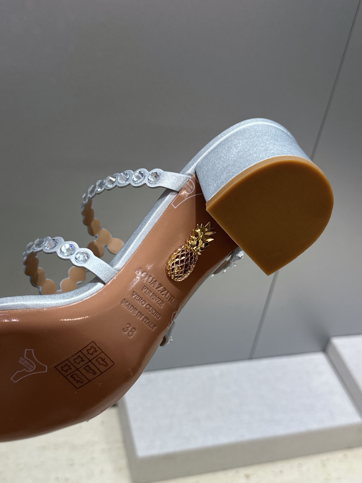 Aquazzura 2026春夏新款水钻中跟拼色女鞋 菠萝鞋字母logo五金扣粗跟圆头露趾凉拖鞋 材质:鞋面进口小牛皮/ Aquazzura 2026春夏新款水钻中跟拼色女鞋 菠萝鞋字母logo五金扣粗跟圆头露趾凉拖鞋 材质:鞋面进口小牛皮/