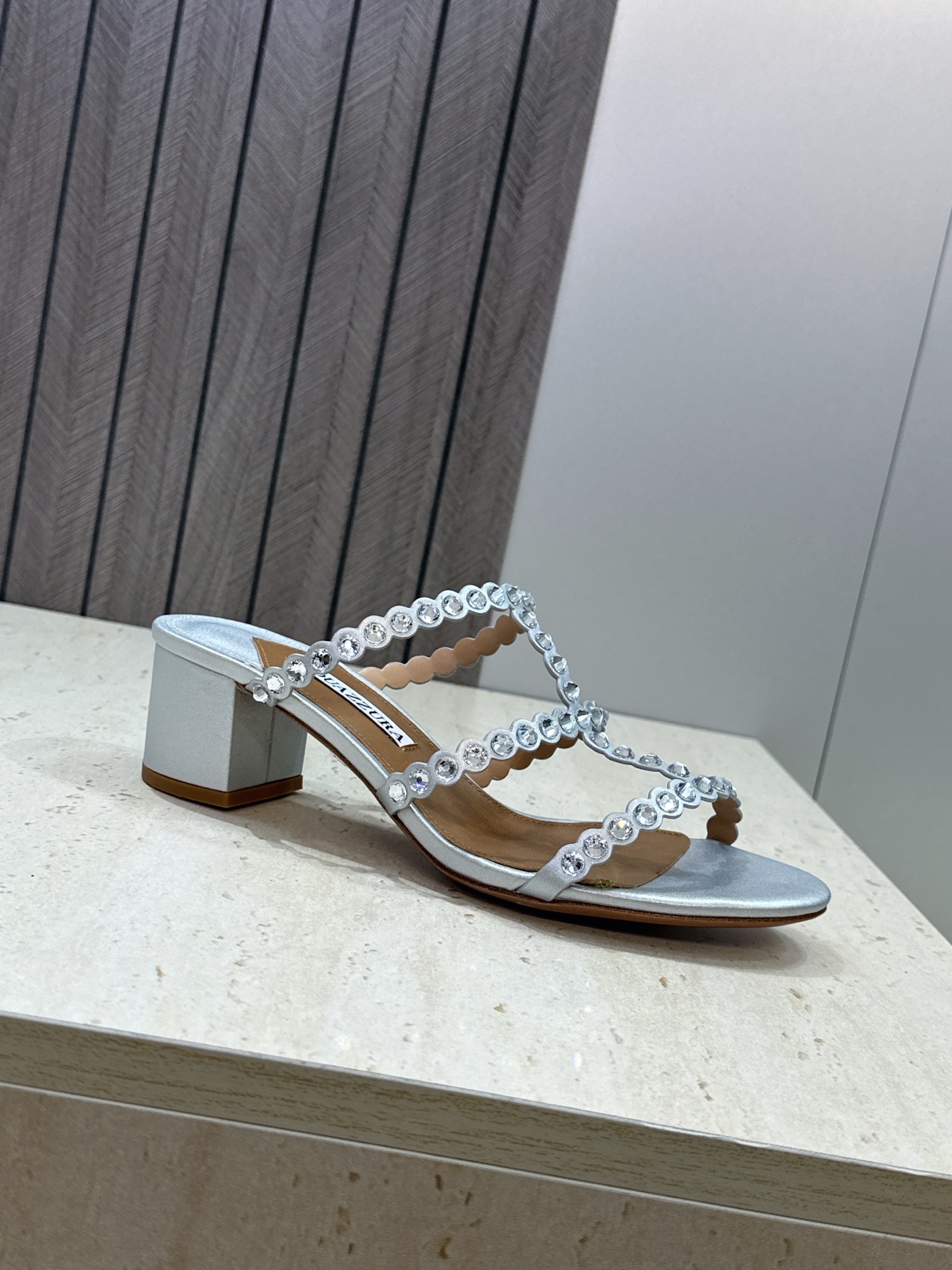 Aquazzura 2026春夏新款水钻中跟拼色女鞋 菠萝鞋字母logo五金扣粗跟圆头露趾凉拖鞋 材质:鞋面进口小牛皮/ Aquazzura 2026春夏新款水钻中跟拼色女鞋 菠萝鞋字母logo五金扣粗跟圆头露趾凉拖鞋 材质:鞋面进口小牛皮/