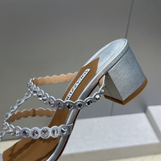 Aquazzura 2026春夏新款水钻中跟拼色女鞋 菠萝鞋字母logo五金扣粗跟圆头露趾凉拖鞋 材质:鞋面进口小牛皮/ Aquazzura 2026春夏新款水钻中跟拼色女鞋 菠萝鞋字母logo五金扣粗跟圆头露趾凉拖鞋 材质:鞋面进口小牛皮/