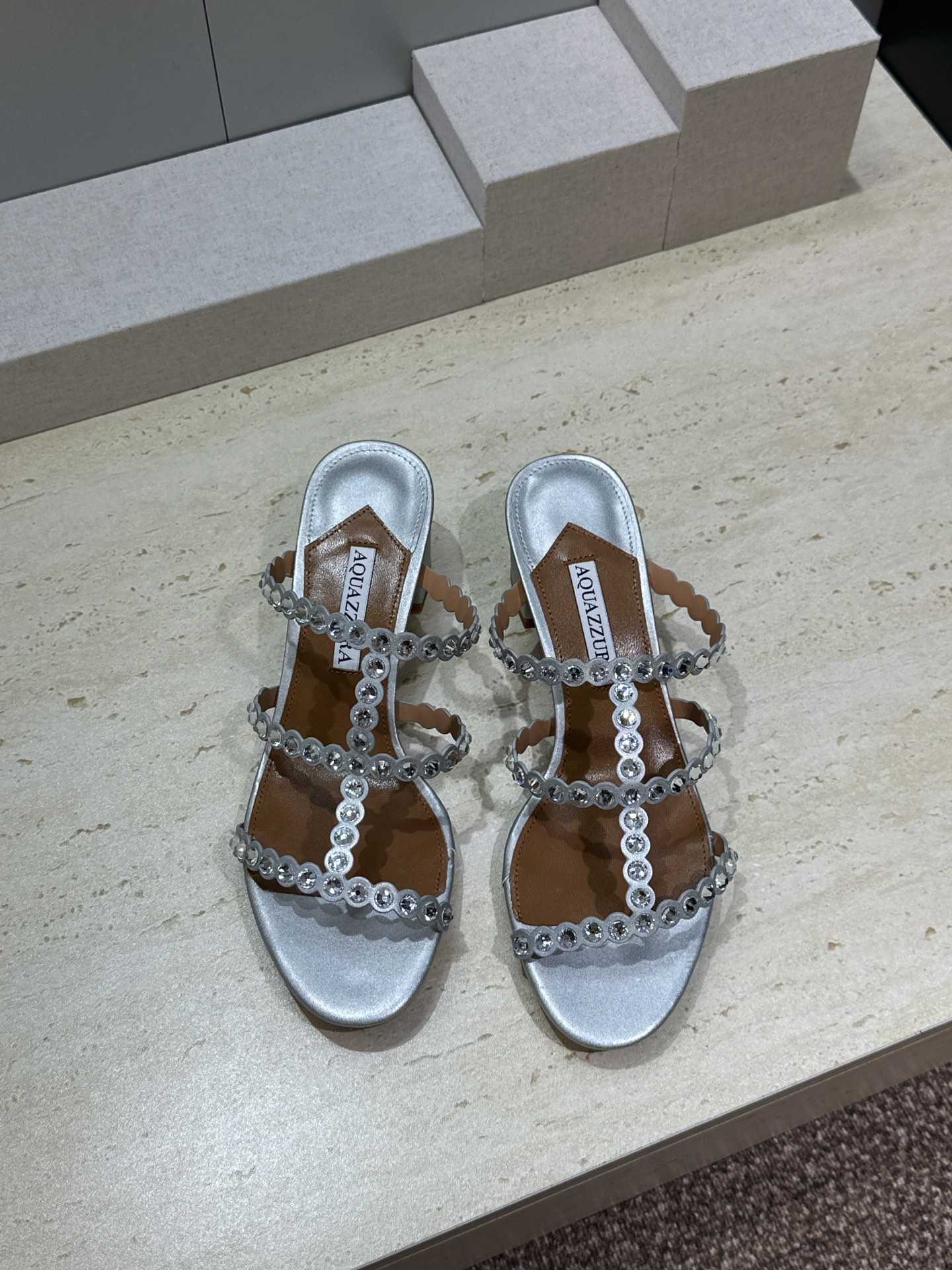 Aquazzura 2026春夏新款水钻中跟拼色女鞋 菠萝鞋字母logo五金扣粗跟圆头露趾凉拖鞋 材质:鞋面进口小牛皮/ Aquazzura 2026春夏新款水钻中跟拼色女鞋 菠萝鞋字母logo五金扣粗跟圆头露趾凉拖鞋 材质:鞋面进口小牛皮/