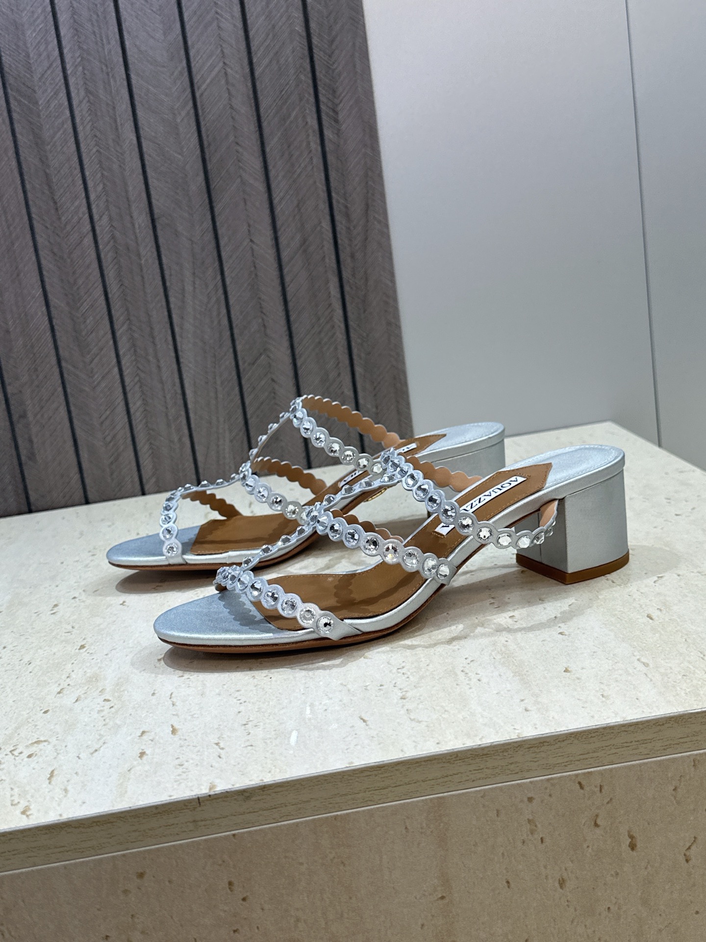 Aquazzura 2026春夏新款水钻中跟拼色女鞋 菠萝鞋字母logo五金扣粗跟圆头露趾凉拖鞋 材质:鞋面进口小牛皮/ Aquazzura 2026春夏新款水钻中跟拼色女鞋 菠萝鞋字母logo五金扣粗跟圆头露趾凉拖鞋 材质:鞋面进口小牛皮/