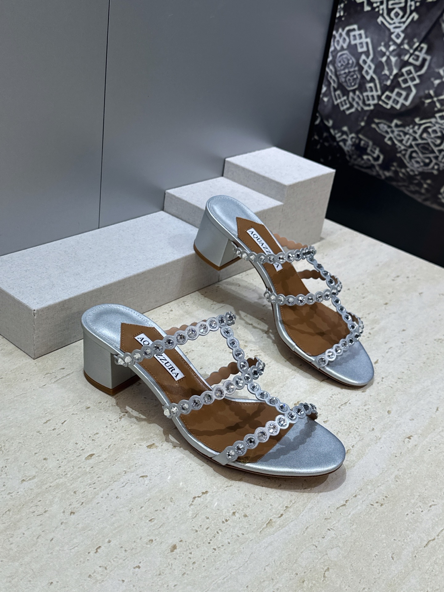 Aquazzura 2026春夏新款水钻中跟拼色女鞋 菠萝鞋字母logo五金扣粗跟圆头露趾凉拖鞋 材质:鞋面进口小牛皮/ Aquazzura 2026春夏新款水钻中跟拼色女鞋 菠萝鞋字母logo五金扣粗跟圆头露趾凉拖鞋 材质:鞋面进口小牛皮/