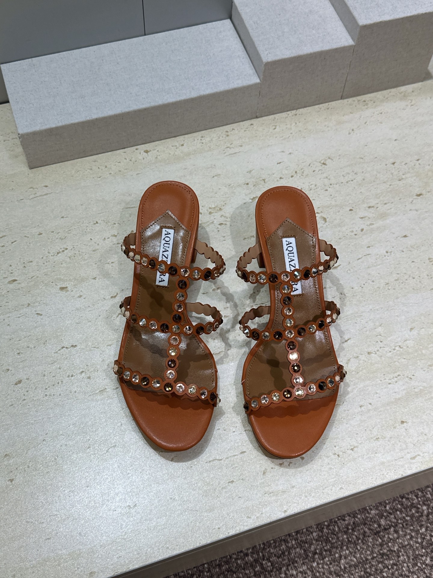 Aquazzura 2026春夏新款水钻中跟拼色女鞋 菠萝鞋字母logo五金扣粗跟圆头露趾凉拖鞋 材质:鞋面进口小牛皮/ Aquazzura 2026春夏新款水钻中跟拼色女鞋 菠萝鞋字母logo五金扣粗跟圆头露趾凉拖鞋 材质:鞋面进口小牛皮/