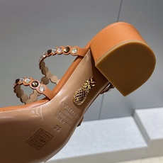 Aquazzura 2026春夏新款水钻中跟拼色女鞋 菠萝鞋字母logo五金扣粗跟圆头露趾凉拖鞋 材质:鞋面进口小牛皮/ Aquazzura 2026春夏新款水钻中跟拼色女鞋 菠萝鞋字母logo五金扣粗跟圆头露趾凉拖鞋 材质:鞋面进口小牛皮/