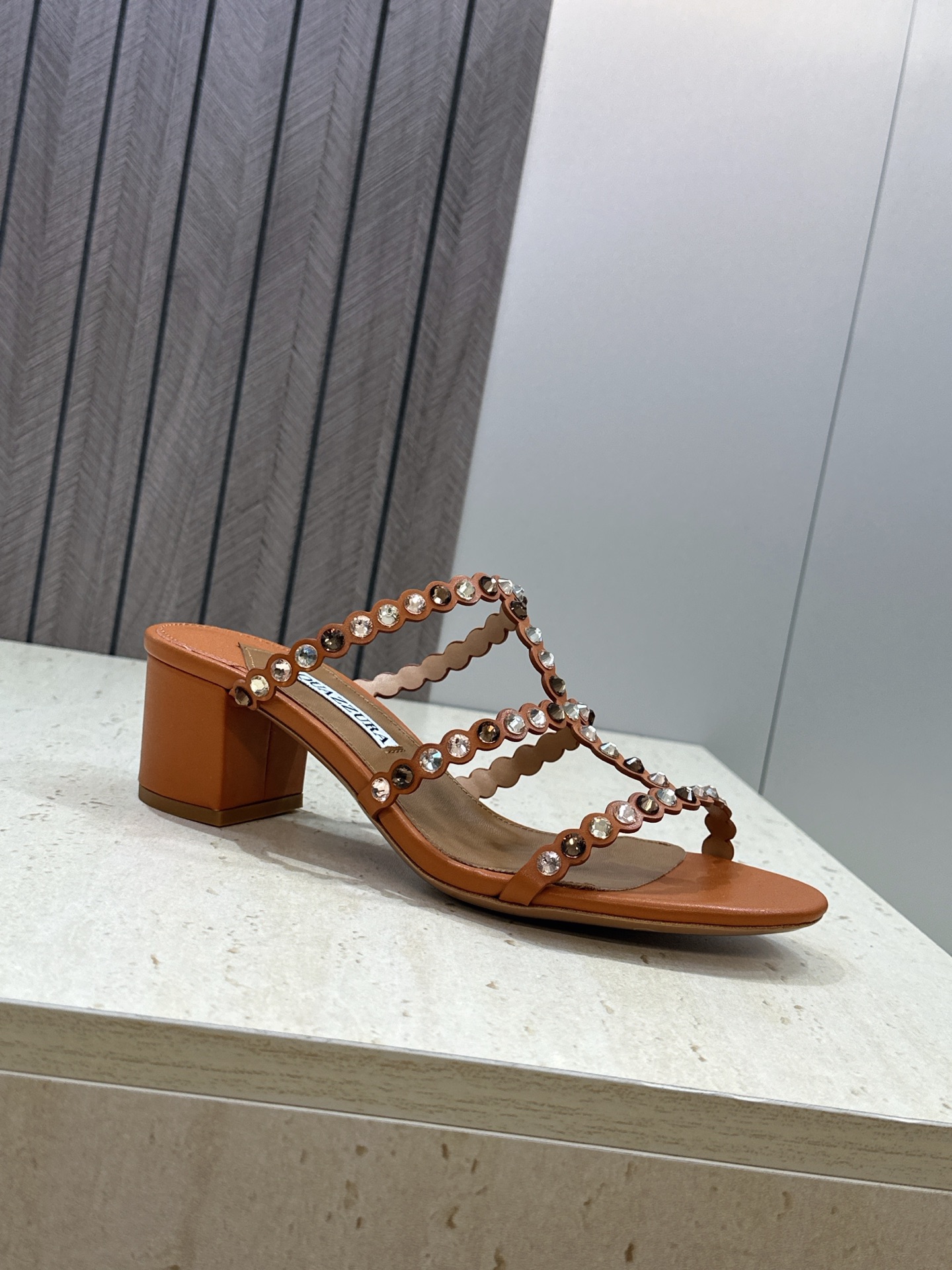 Aquazzura 2026春夏新款水钻中跟拼色女鞋 菠萝鞋字母logo五金扣粗跟圆头露趾凉拖鞋 材质:鞋面进口小牛皮/ Aquazzura 2026春夏新款水钻中跟拼色女鞋 菠萝鞋字母logo五金扣粗跟圆头露趾凉拖鞋 材质:鞋面进口小牛皮/