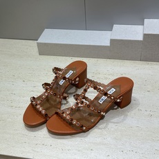 Aquazzura 2026春夏新款水钻中跟拼色女鞋 菠萝鞋字母logo五金扣粗跟圆头露趾凉拖鞋 材质:鞋面进口小牛皮/ Aquazzura 2026春夏新款水钻中跟拼色女鞋 菠萝鞋字母logo五金扣粗跟圆头露趾凉拖鞋 材质:鞋面进口小牛皮/
