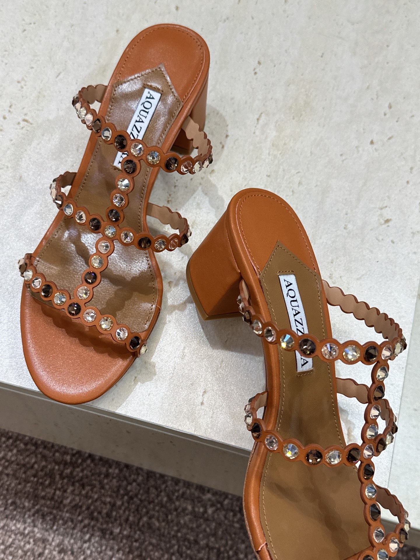 Aquazzura 2026春夏新款水钻中跟拼色女鞋 菠萝鞋字母logo五金扣粗跟圆头露趾凉拖鞋 材质:鞋面进口小牛皮/ Aquazzura 2026春夏新款水钻中跟拼色女鞋 菠萝鞋字母logo五金扣粗跟圆头露趾凉拖鞋 材质:鞋面进口小牛皮/