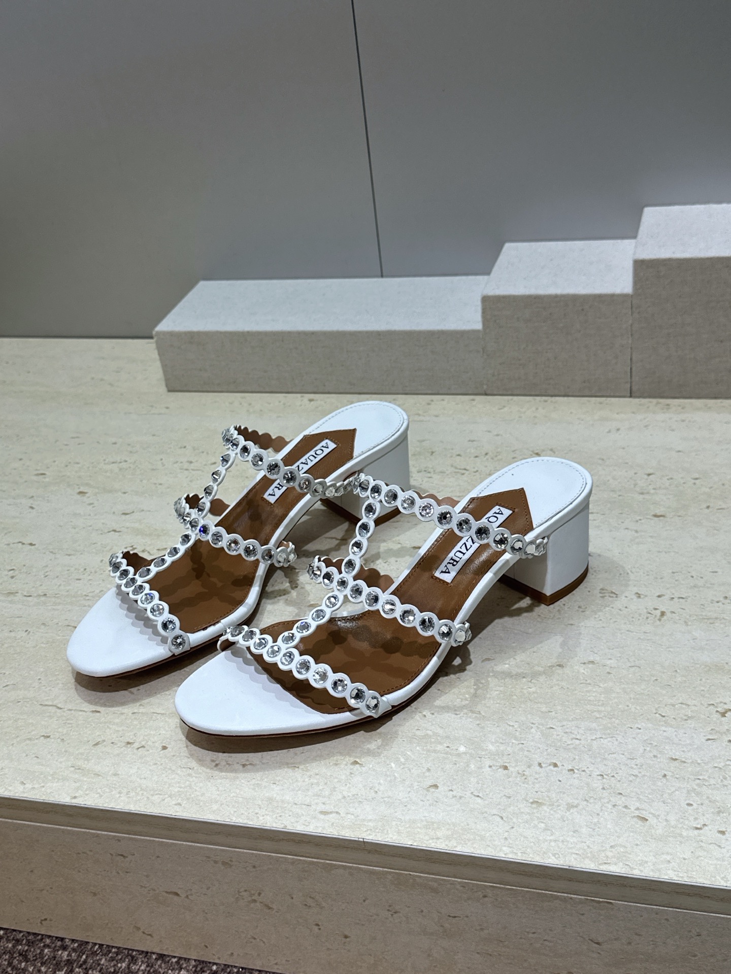 Aquazzura 2026春夏新款水钻中跟拼色女鞋 菠萝鞋字母logo五金扣粗跟圆头露趾凉拖鞋 材质:鞋面进口小牛皮/ Aquazzura 2026春夏新款水钻中跟拼色女鞋 菠萝鞋字母logo五金扣粗跟圆头露趾凉拖鞋 材质:鞋面进口小牛皮/