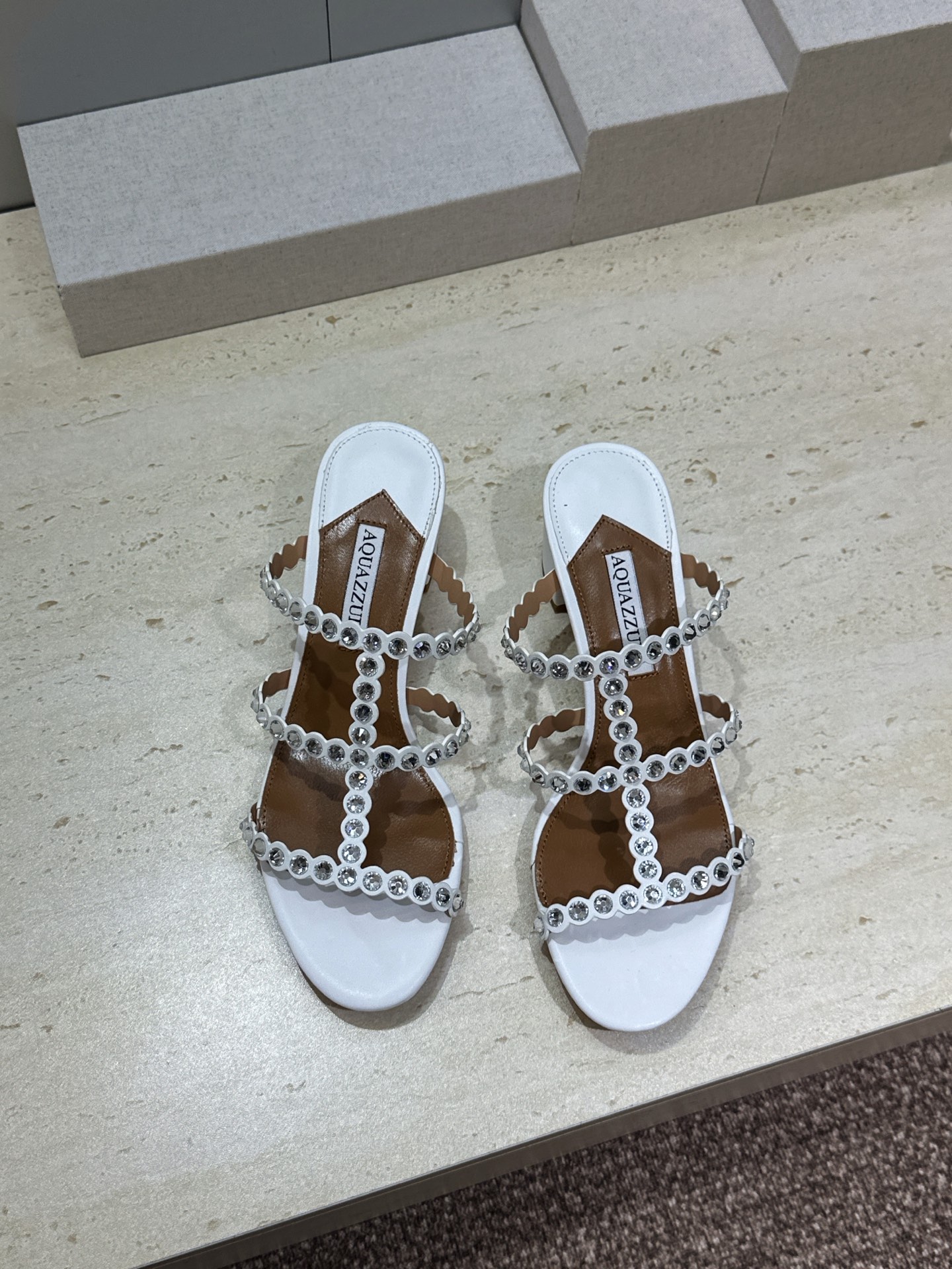 Aquazzura 2026春夏新款水钻中跟拼色女鞋 菠萝鞋字母logo五金扣粗跟圆头露趾凉拖鞋 材质:鞋面进口小牛皮/ Aquazzura 2026春夏新款水钻中跟拼色女鞋 菠萝鞋字母logo五金扣粗跟圆头露趾凉拖鞋 材质:鞋面进口小牛皮/