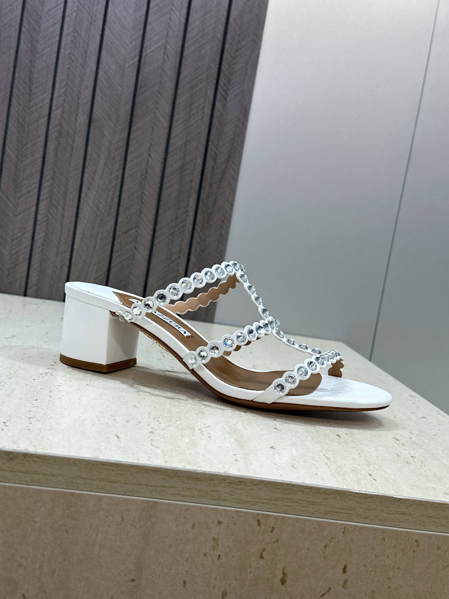 Aquazzura 2026春夏新款水钻中跟拼色女鞋 菠萝鞋字母logo五金扣粗跟圆头露趾凉拖鞋 材质:鞋面进口小牛皮/ Aquazzura 2026春夏新款水钻中跟拼色女鞋 菠萝鞋字母logo五金扣粗跟圆头露趾凉拖鞋 材质:鞋面进口小牛皮/