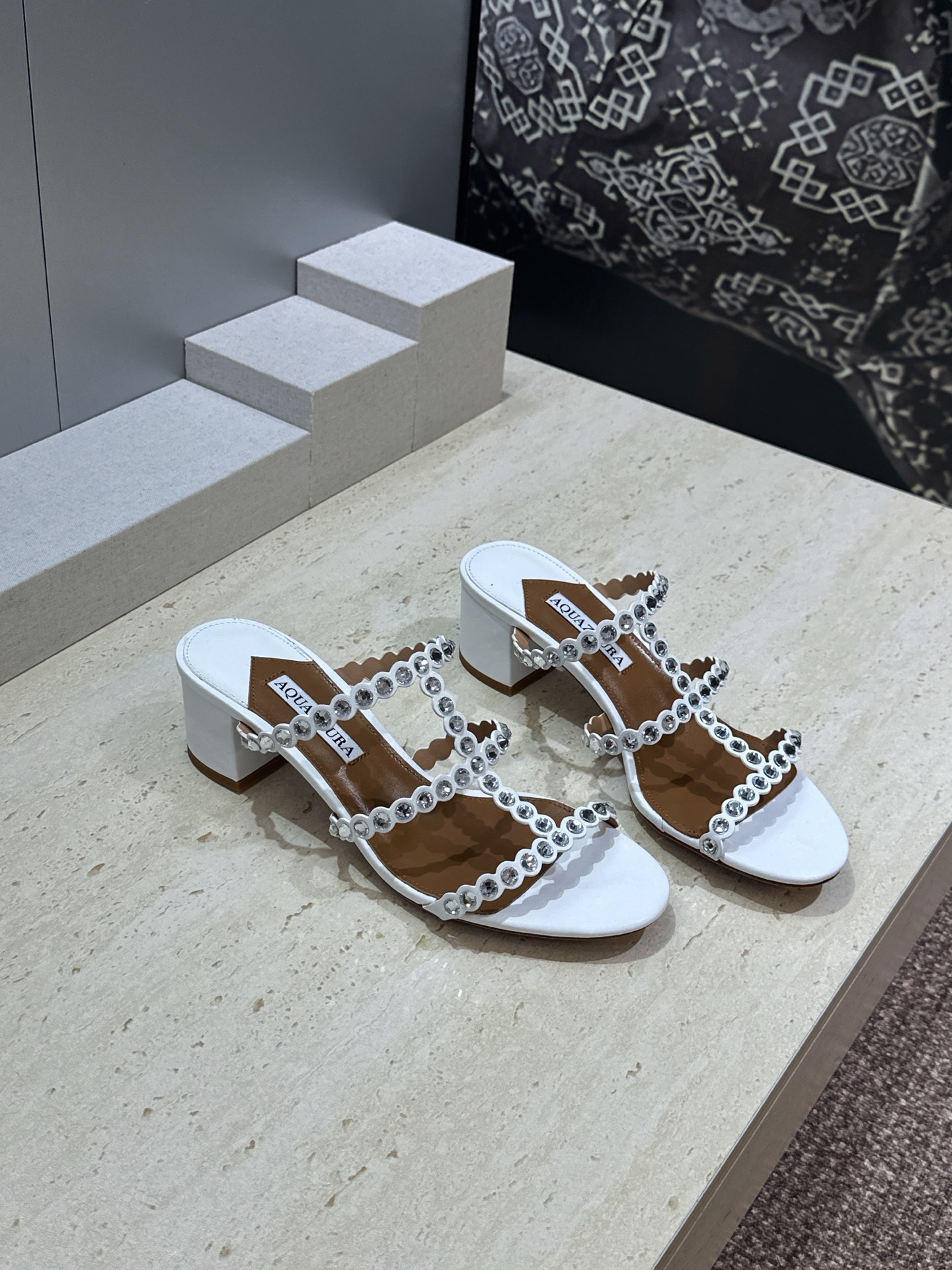 Aquazzura 2026春夏新款水钻中跟拼色女鞋 菠萝鞋字母logo五金扣粗跟圆头露趾凉拖鞋 材质:鞋面进口小牛皮/ Aquazzura 2026春夏新款水钻中跟拼色女鞋 菠萝鞋字母logo五金扣粗跟圆头露趾凉拖鞋 材质:鞋面进口小牛皮/