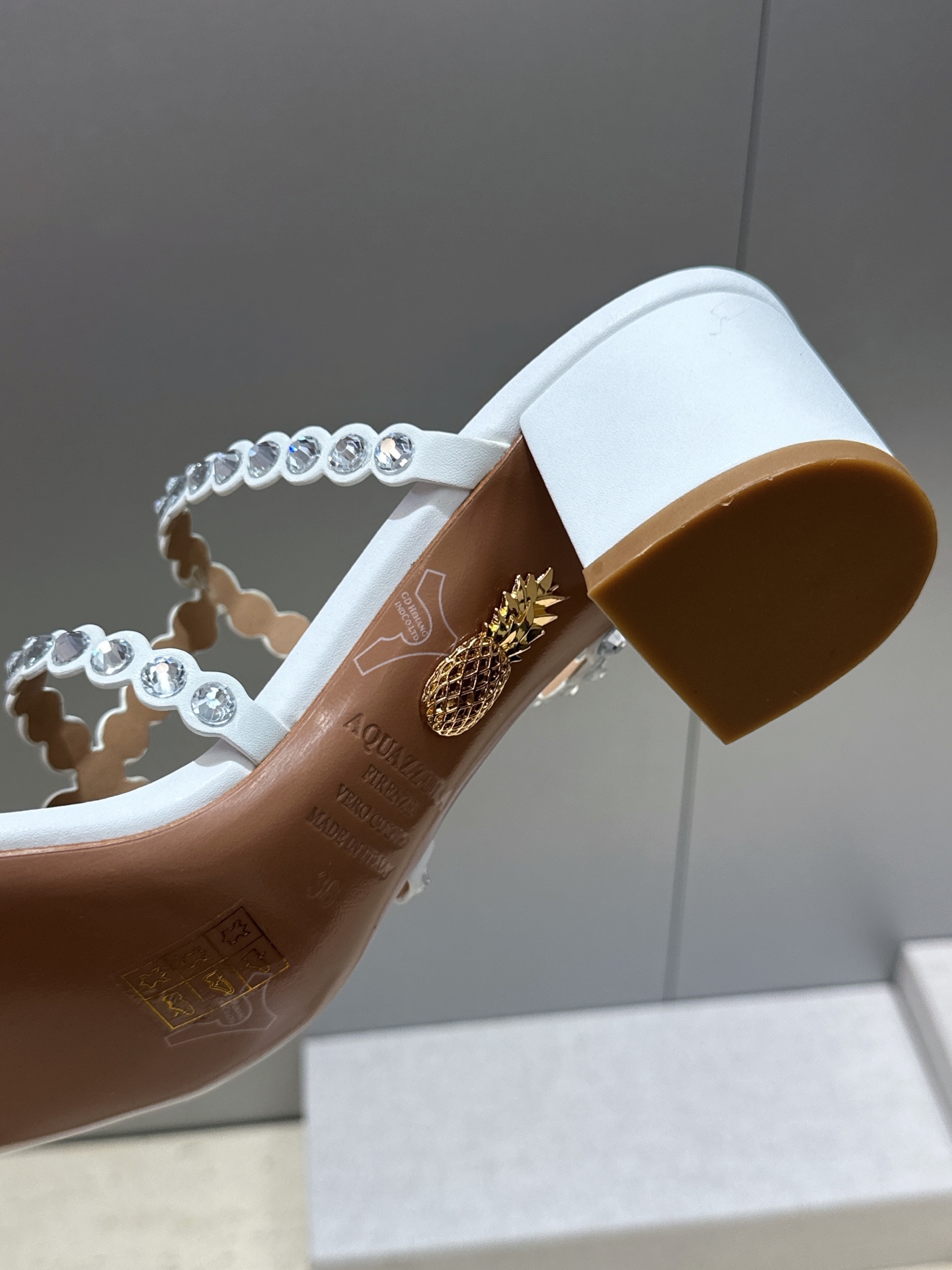 Aquazzura 2026春夏新款水钻中跟拼色女鞋 菠萝鞋字母logo五金扣粗跟圆头露趾凉拖鞋 材质:鞋面进口小牛皮/ Aquazzura 2026春夏新款水钻中跟拼色女鞋 菠萝鞋字母logo五金扣粗跟圆头露趾凉拖鞋 材质:鞋面进口小牛皮/
