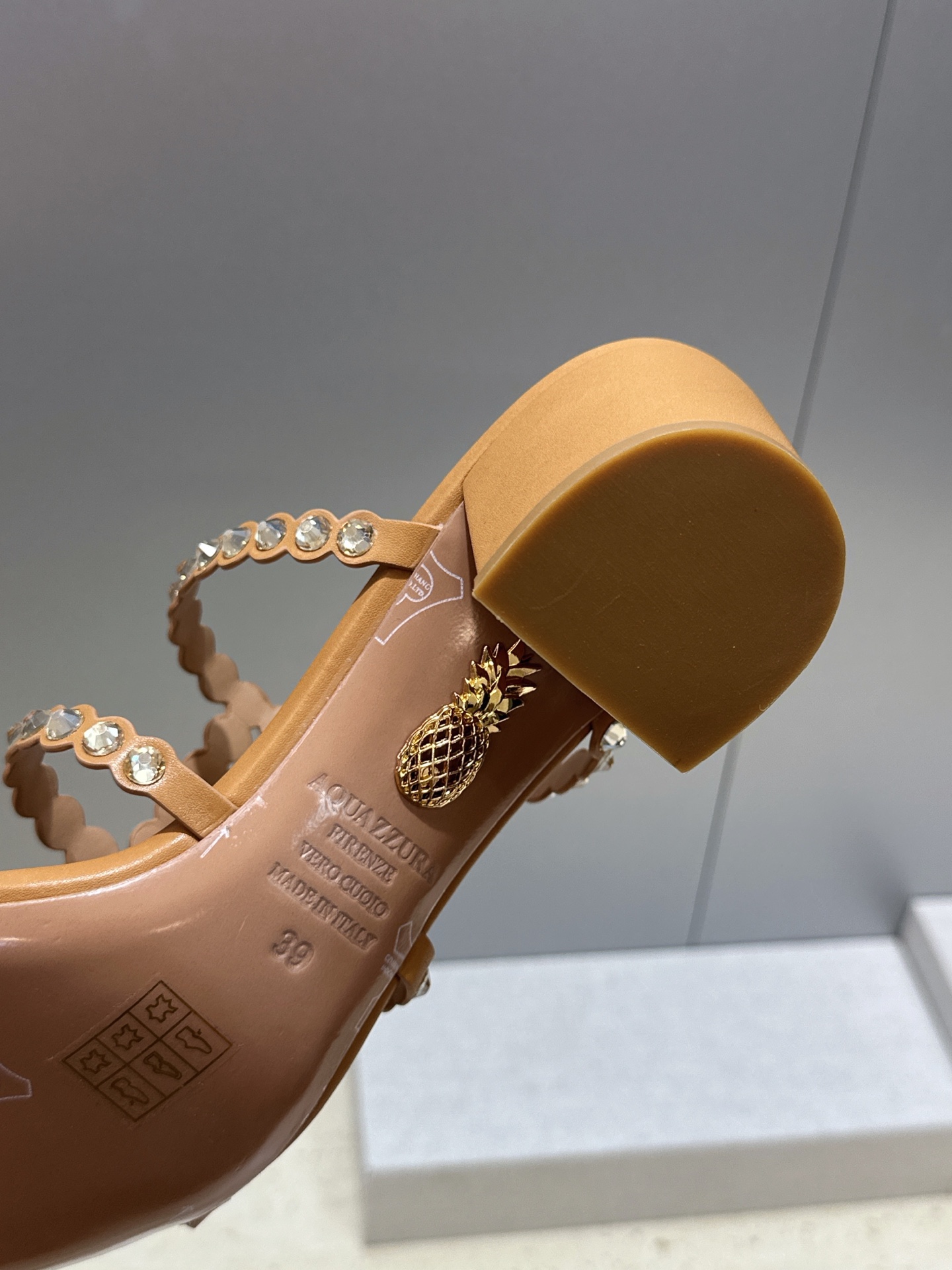 Aquazzura 2026春夏新款水钻中跟拼色女鞋 菠萝鞋字母logo五金扣粗跟圆头露趾凉拖鞋 材质:鞋面进口小牛皮/ Aquazzura 2026春夏新款水钻中跟拼色女鞋 菠萝鞋字母logo五金扣粗跟圆头露趾凉拖鞋 材质:鞋面进口小牛皮/