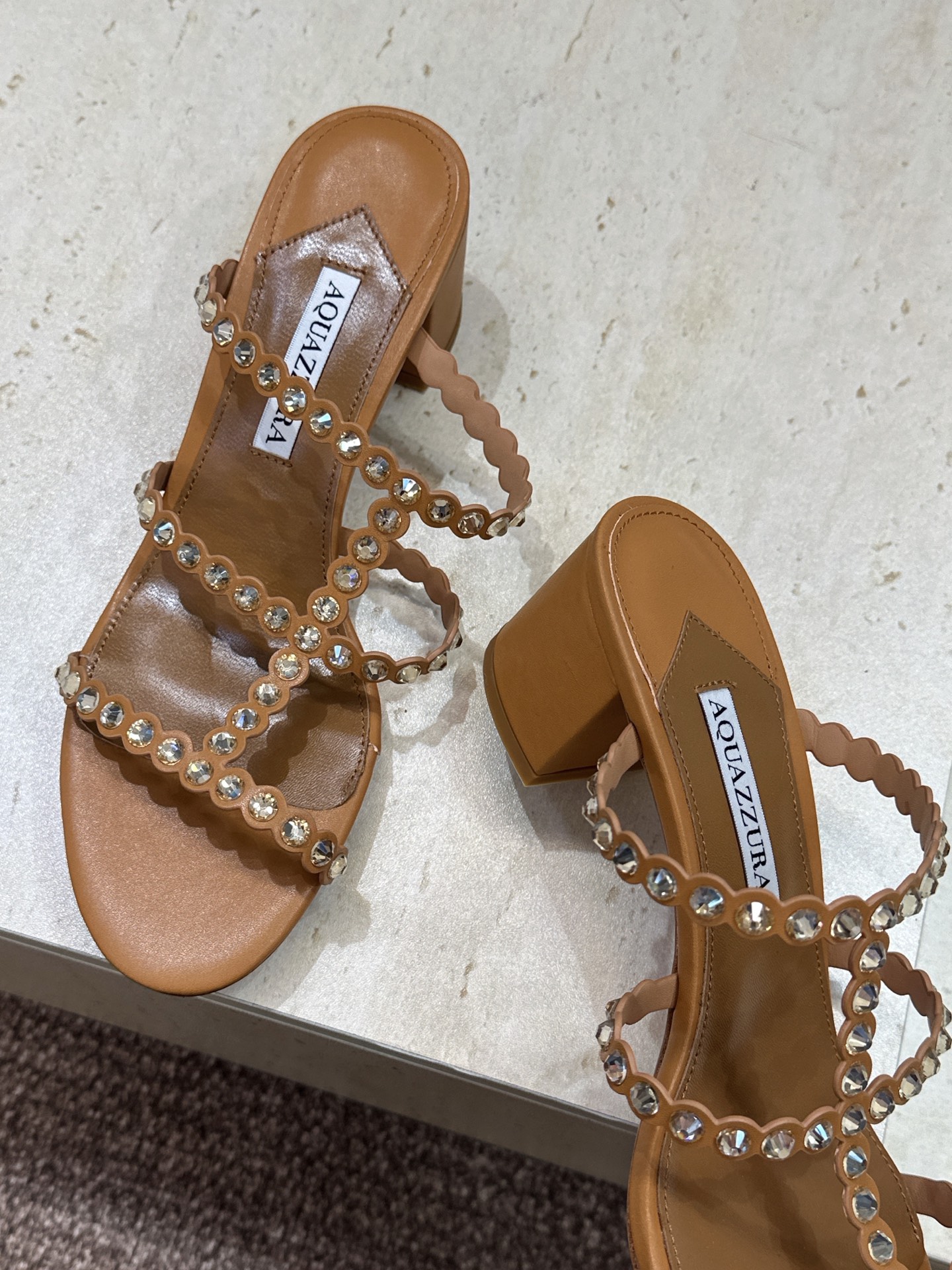 Aquazzura 2026春夏新款水钻中跟拼色女鞋 菠萝鞋字母logo五金扣粗跟圆头露趾凉拖鞋 材质:鞋面进口小牛皮/ Aquazzura 2026春夏新款水钻中跟拼色女鞋 菠萝鞋字母logo五金扣粗跟圆头露趾凉拖鞋 材质:鞋面进口小牛皮/