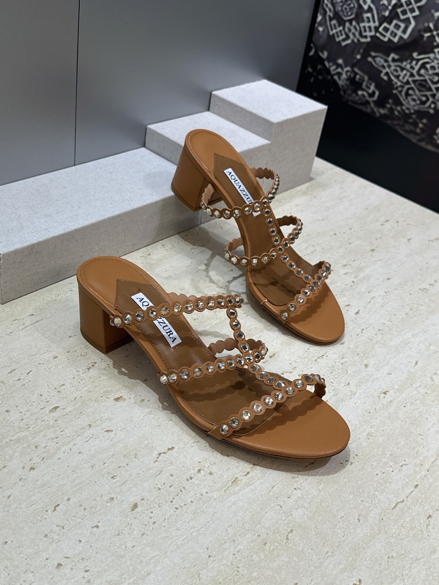 Aquazzura 2026春夏新款水钻中跟拼色女鞋 菠萝鞋字母logo五金扣粗跟圆头露趾凉拖鞋 材质:鞋面进口小牛皮/ Aquazzura 2026春夏新款水钻中跟拼色女鞋 菠萝鞋字母logo五金扣粗跟圆头露趾凉拖鞋 材质:鞋面进口小牛皮/