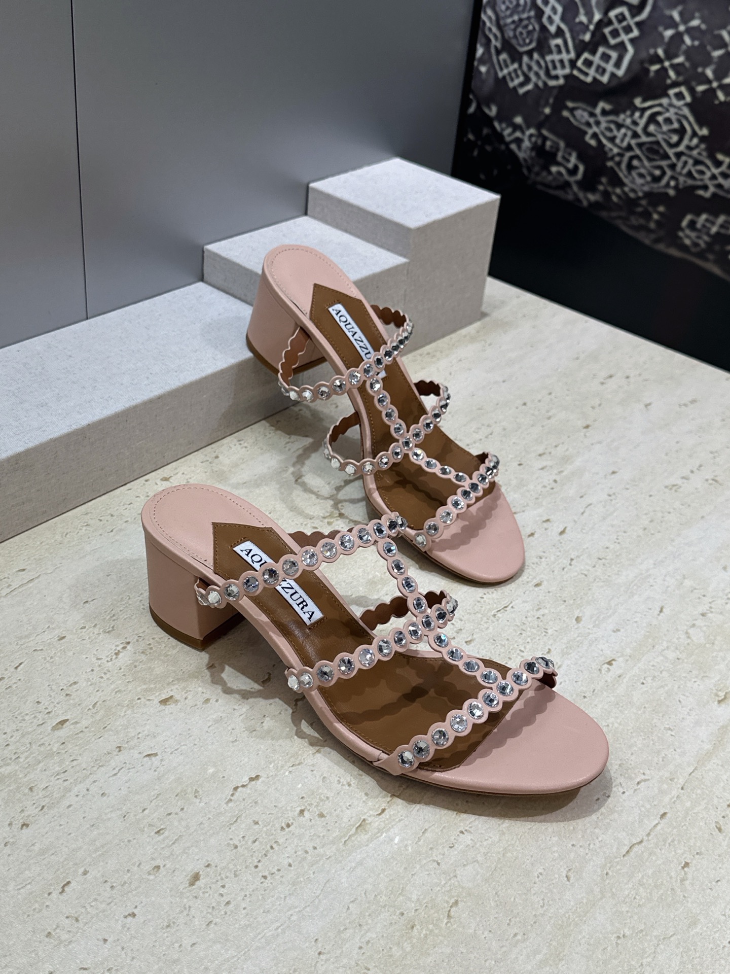 Aquazzura 2026春夏新款水钻中跟拼色女鞋 菠萝鞋字母logo五金扣粗跟圆头露趾凉拖鞋 材质:鞋面进口小牛皮/ Aquazzura 2026春夏新款水钻中跟拼色女鞋 菠萝鞋字母logo五金扣粗跟圆头露趾凉拖鞋 材质:鞋面进口小牛皮/