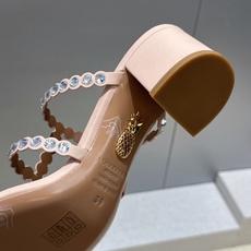 Aquazzura 2026春夏新款水钻中跟拼色女鞋 菠萝鞋字母logo五金扣粗跟圆头露趾凉拖鞋 材质:鞋面进口小牛皮/ Aquazzura 2026春夏新款水钻中跟拼色女鞋 菠萝鞋字母logo五金扣粗跟圆头露趾凉拖鞋 材质:鞋面进口小牛皮/