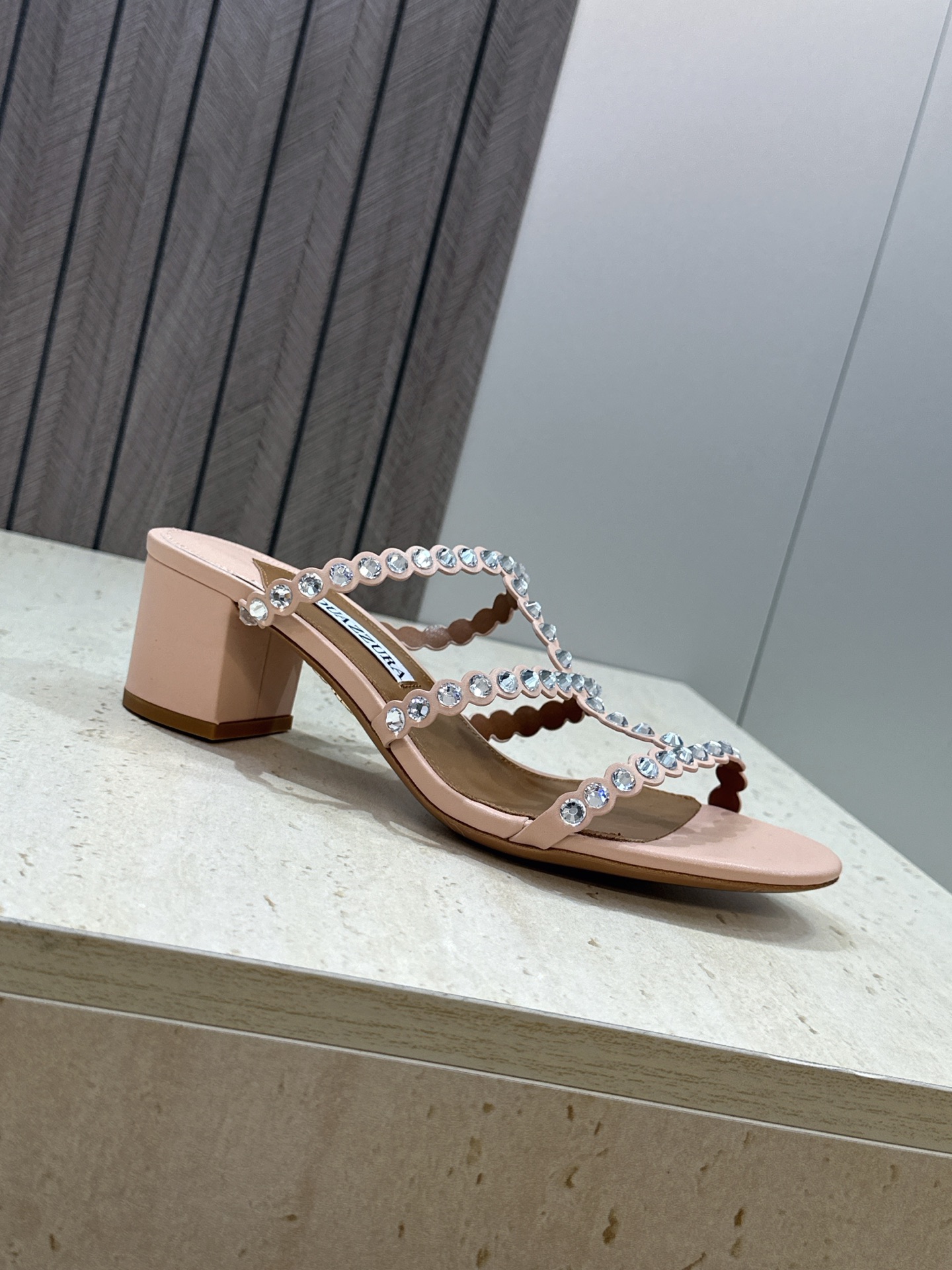 Aquazzura 2026春夏新款水钻中跟拼色女鞋 菠萝鞋字母logo五金扣粗跟圆头露趾凉拖鞋 材质:鞋面进口小牛皮/ Aquazzura 2026春夏新款水钻中跟拼色女鞋 菠萝鞋字母logo五金扣粗跟圆头露趾凉拖鞋 材质:鞋面进口小牛皮/